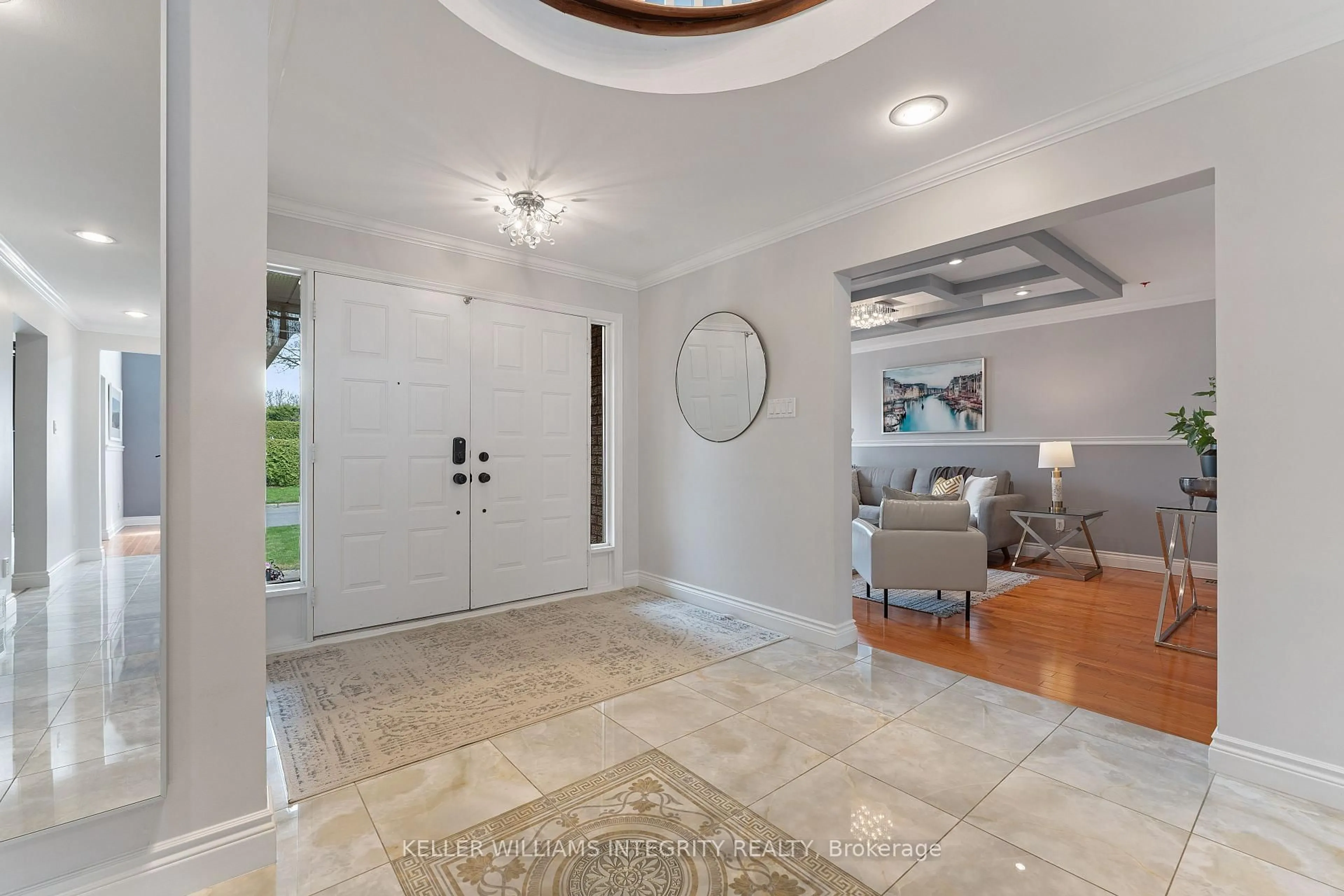 Indoor entryway for 44 Fardon Way, Ottawa Ontario K1G 4N4