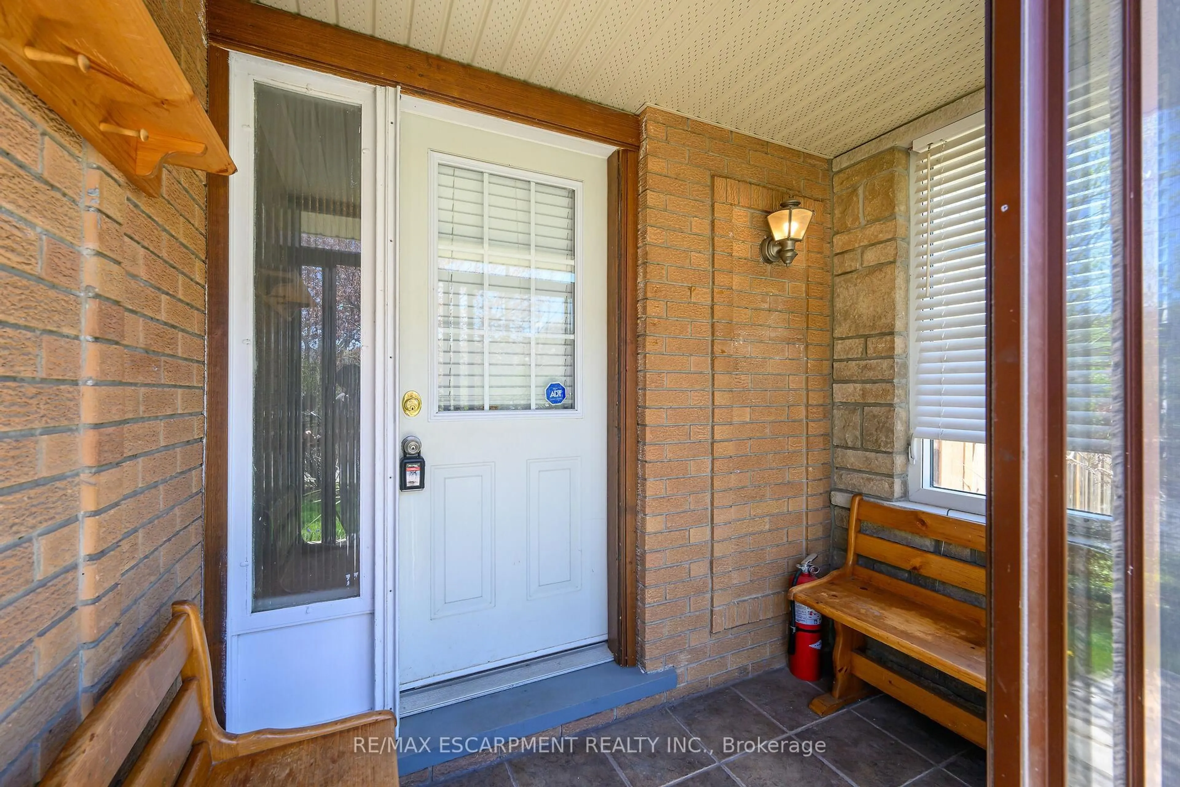 Indoor entryway for 2 PAR Pl, Hamilton Ontario L8K 5V9