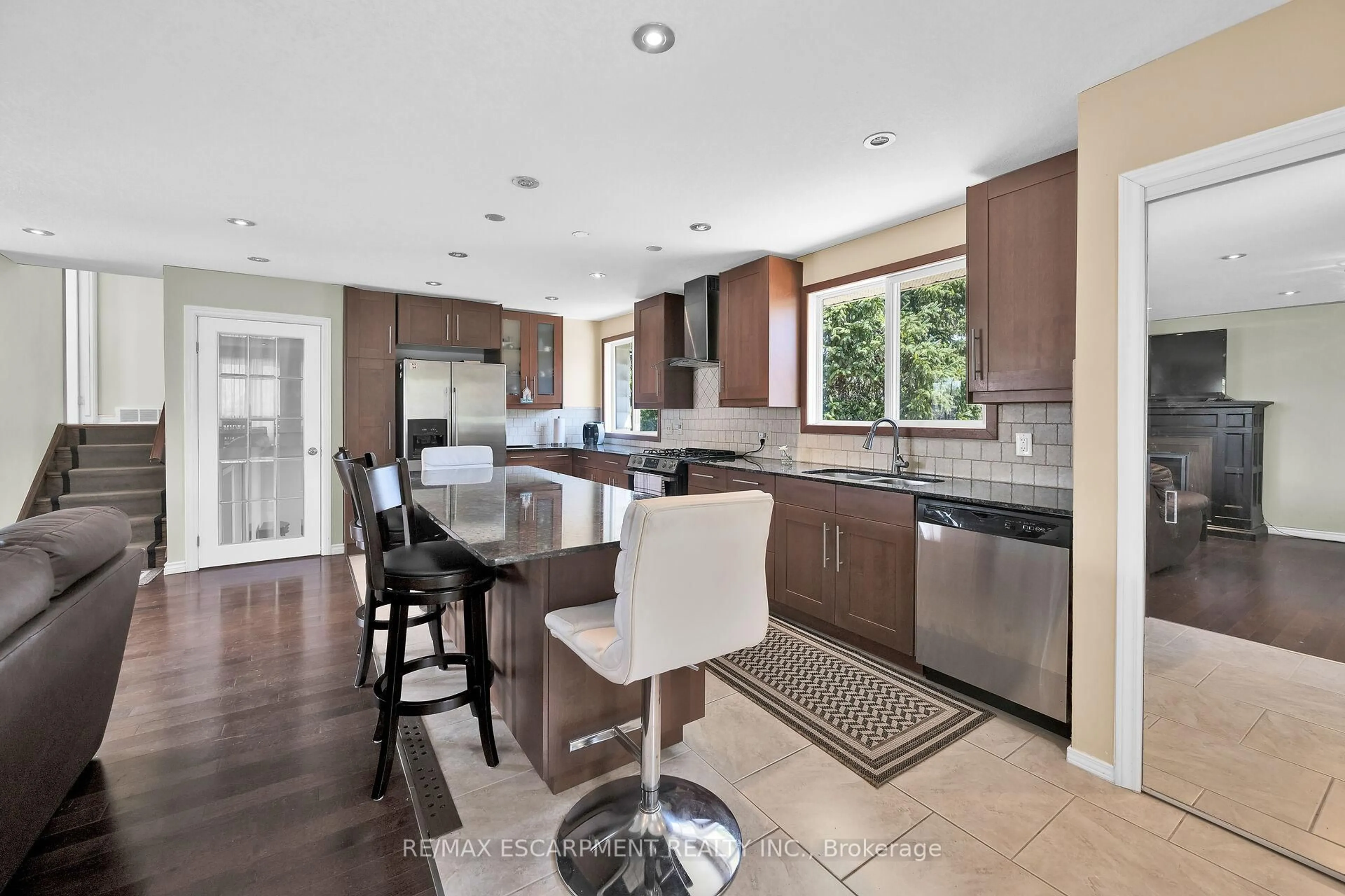 Open concept kitchen, ceramic/tile floor for 2 PAR Pl, Hamilton Ontario L8K 5V9