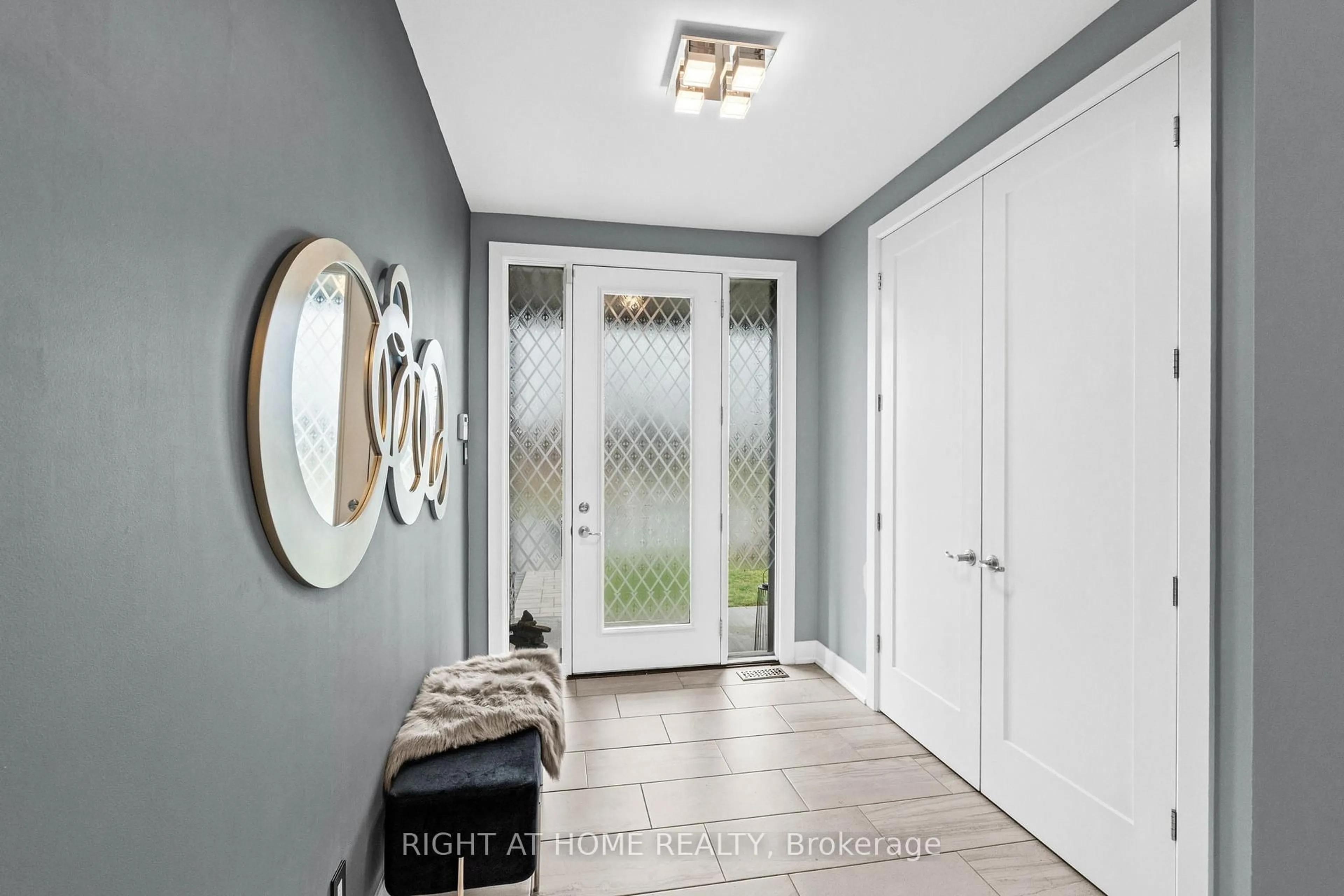 Indoor entryway for 210 Spindrift Circ, Manotick Ontario K4M 1J8