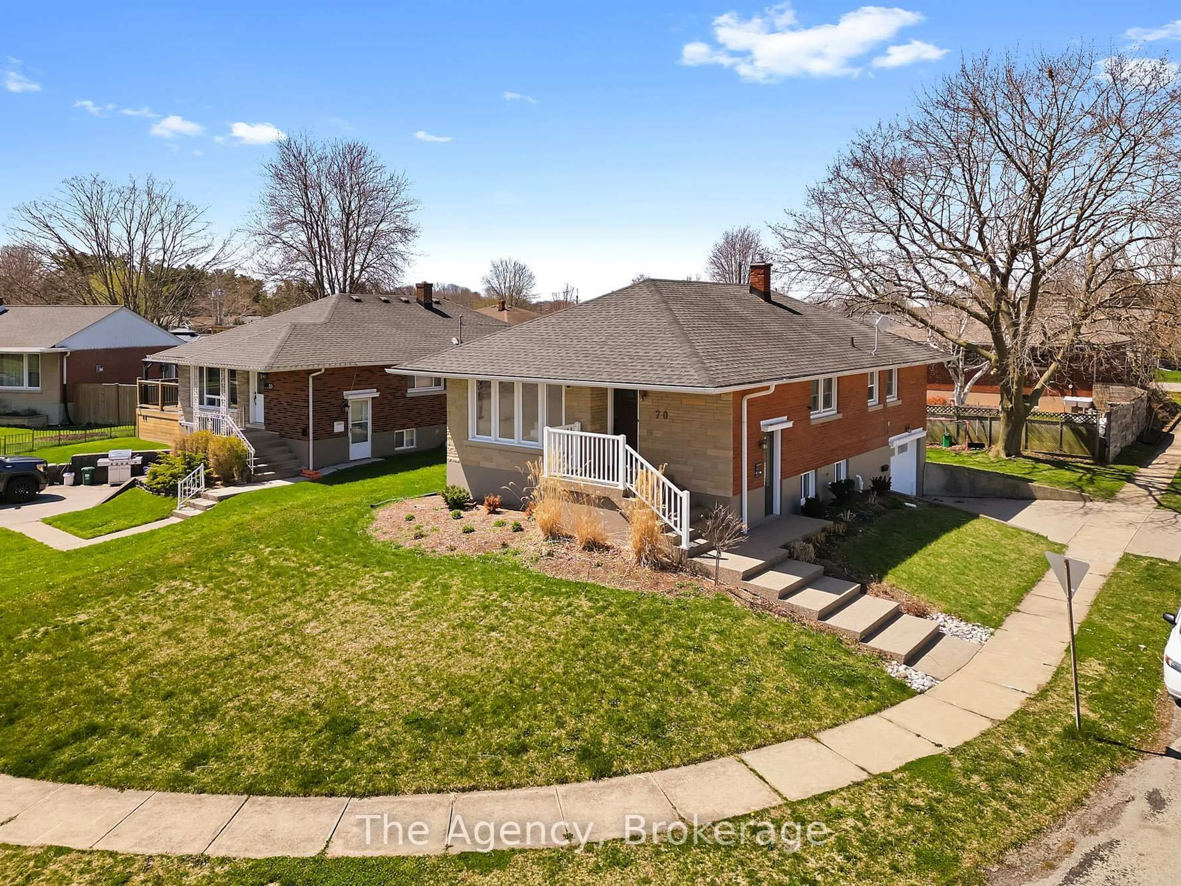 A pic from outside/outdoor area/front of a property/back of a property/a pic from drone, street for 70 South Cres, Port Colborne Ontario L3K 2X9