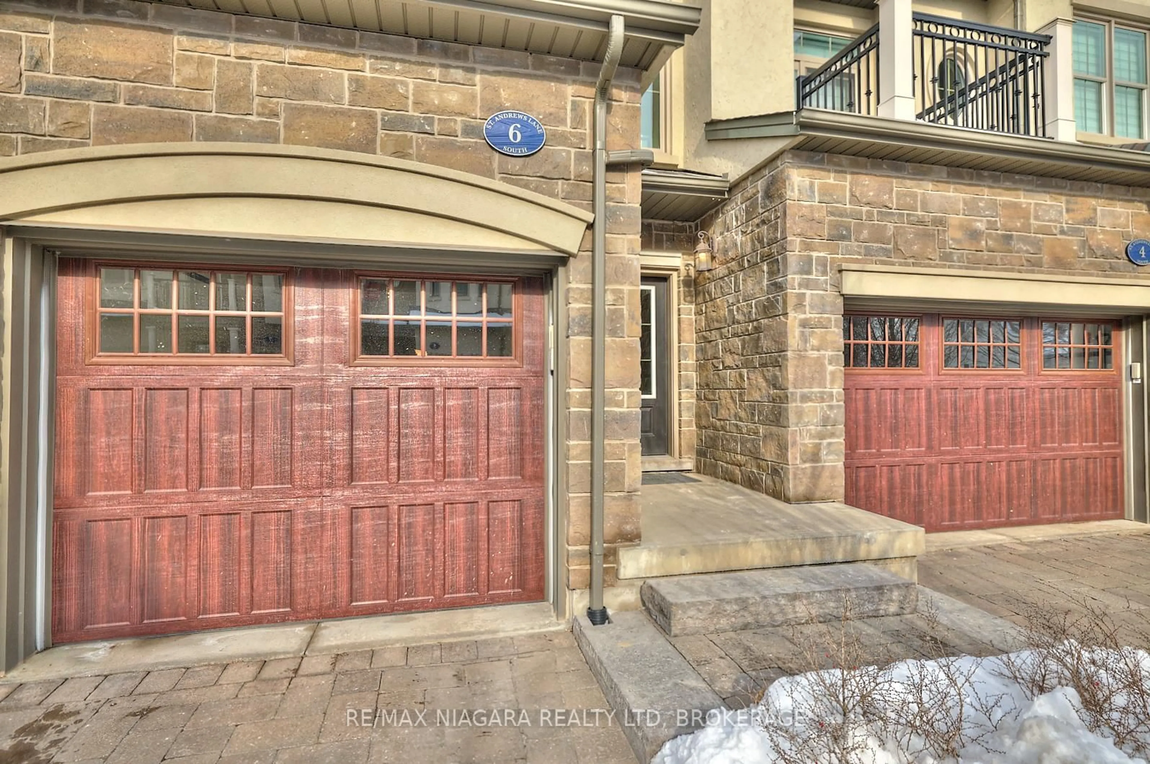 Indoor entryway for 6 St. Andrews Lane, Niagara-on-the-Lake Ontario L0S 1J0