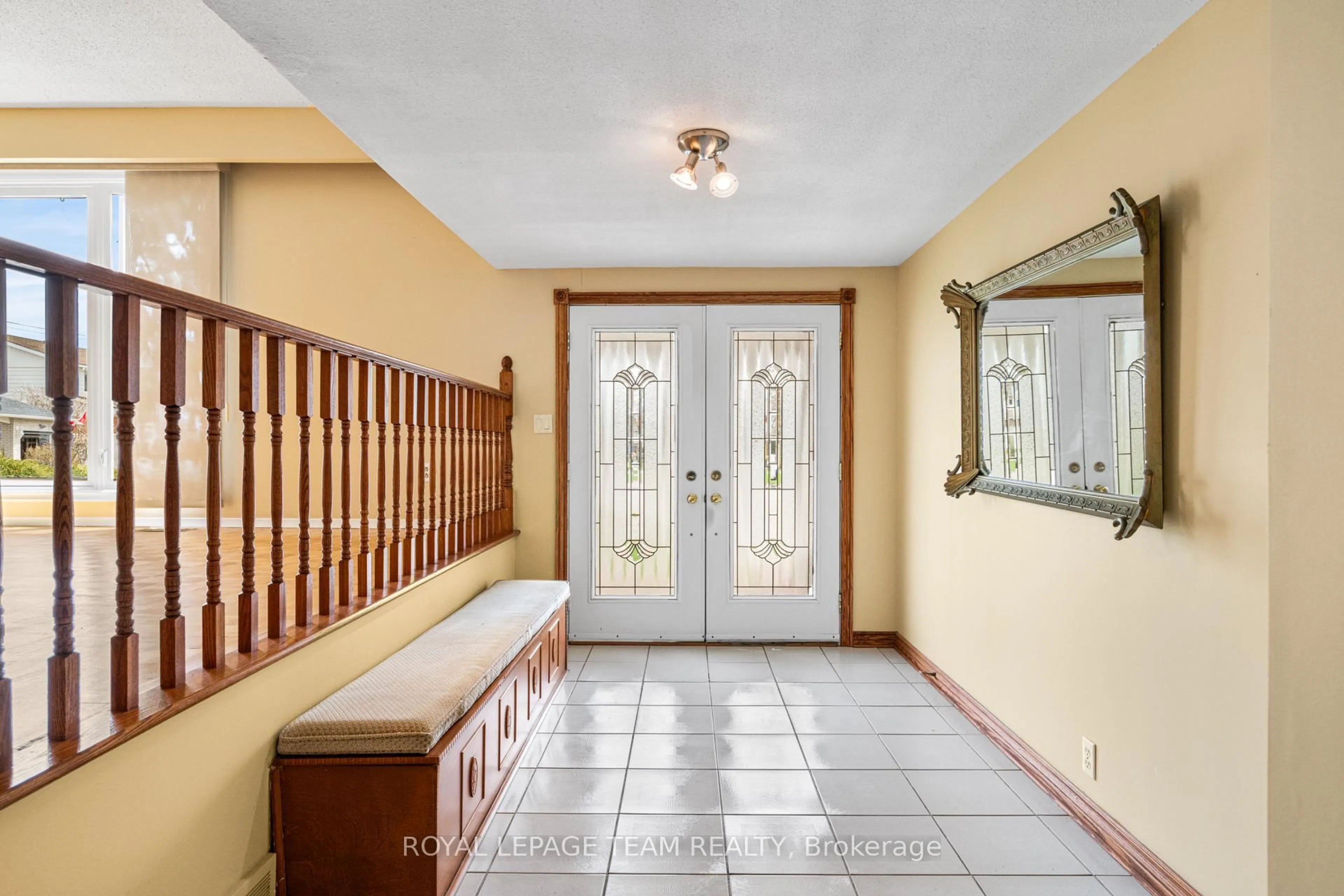 Indoor entryway for 19 Parklane Crt, Ottawa Ontario K1B 3H3