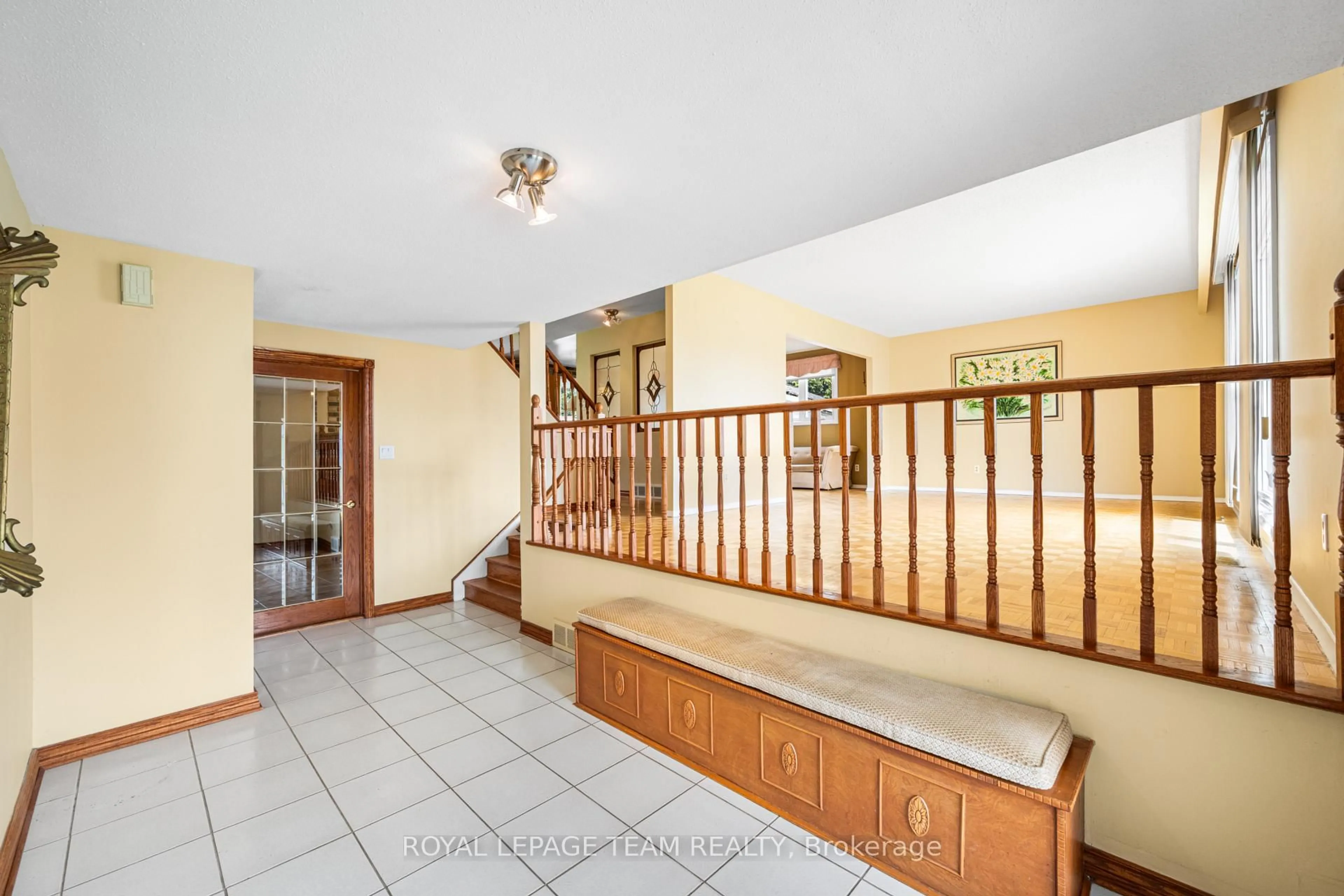 Indoor foyer for 19 Parklane Crt, Ottawa Ontario K1B 3H3