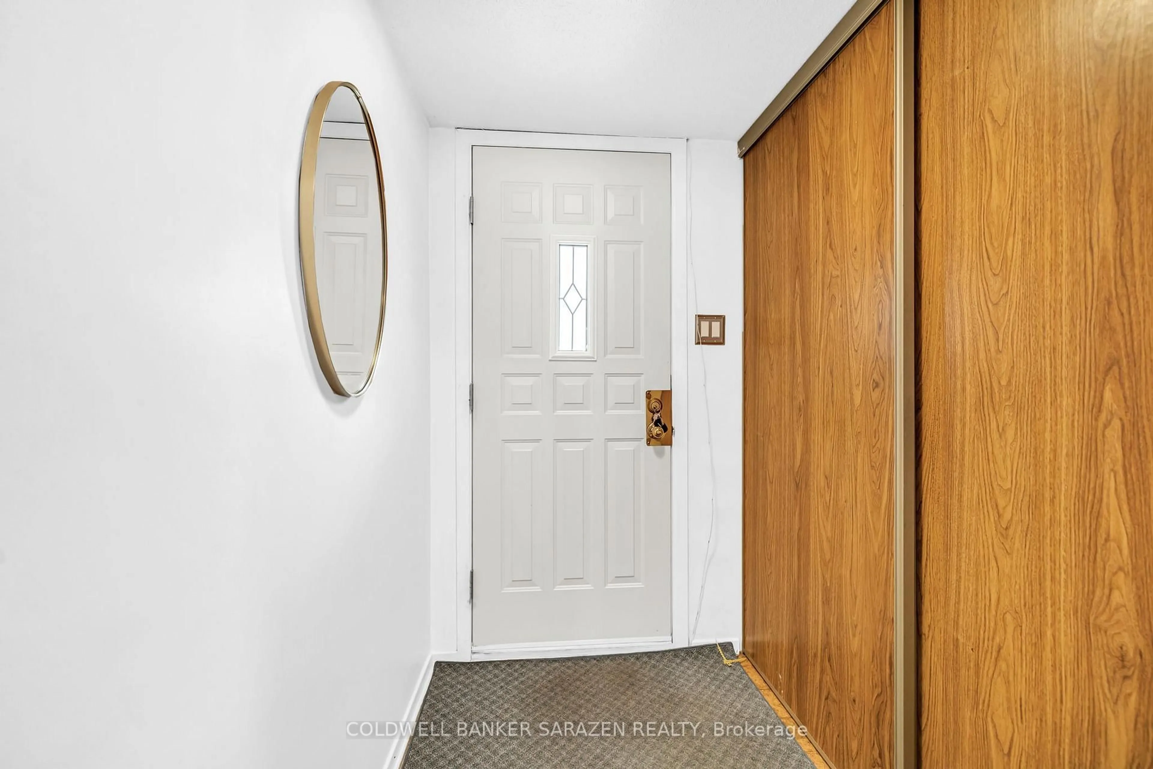 Indoor entryway for 125 Lanark Ave, Ottawa Ontario K1Z 8P6