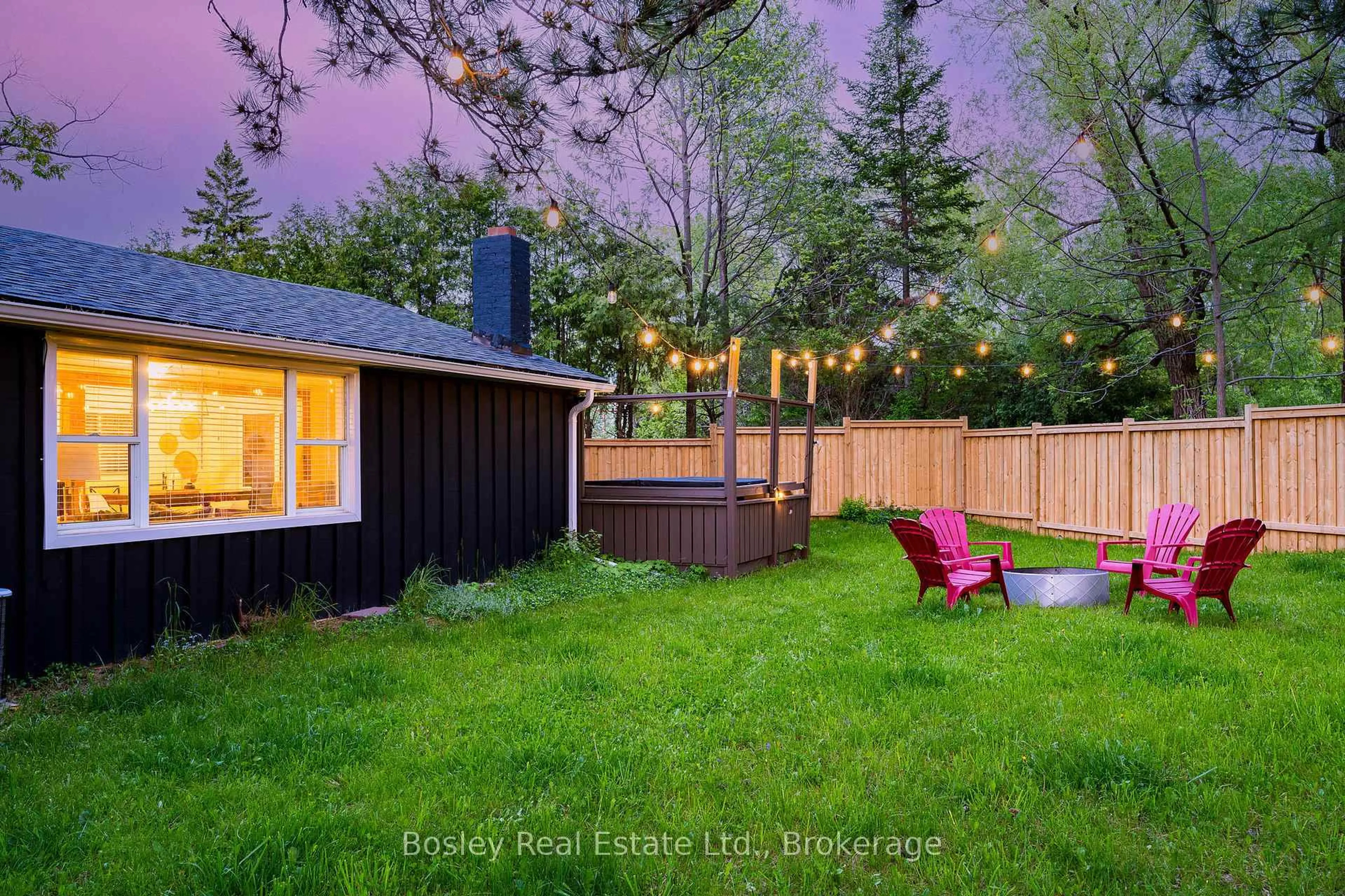 Patio, forest/trees view for 102 HELEN St, Blue Mountains Ontario L9Y 3Z2
