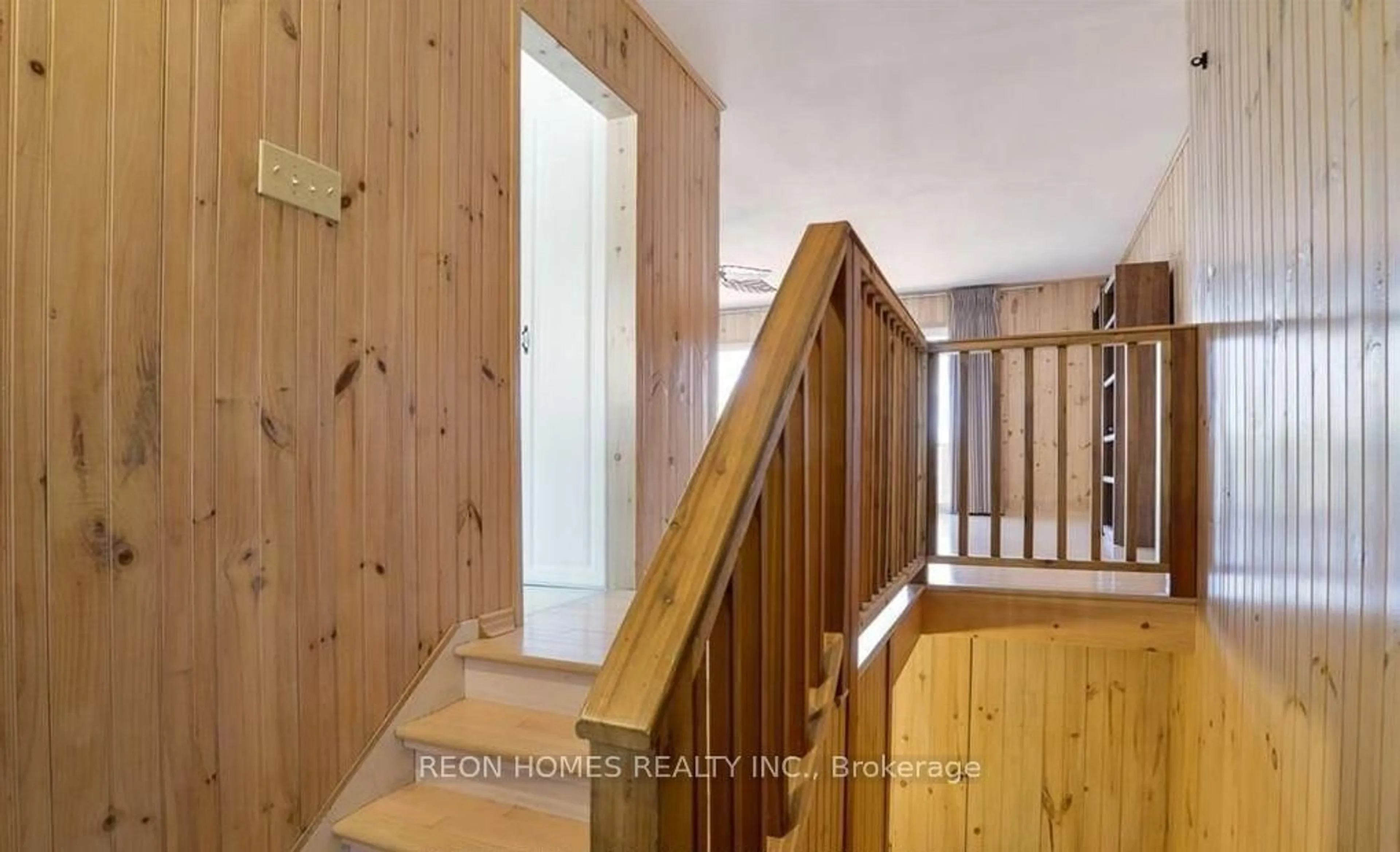 Indoor foyer for 1129 FOREMAN Rd, Muskoka Lakes Ontario P0B 1J0