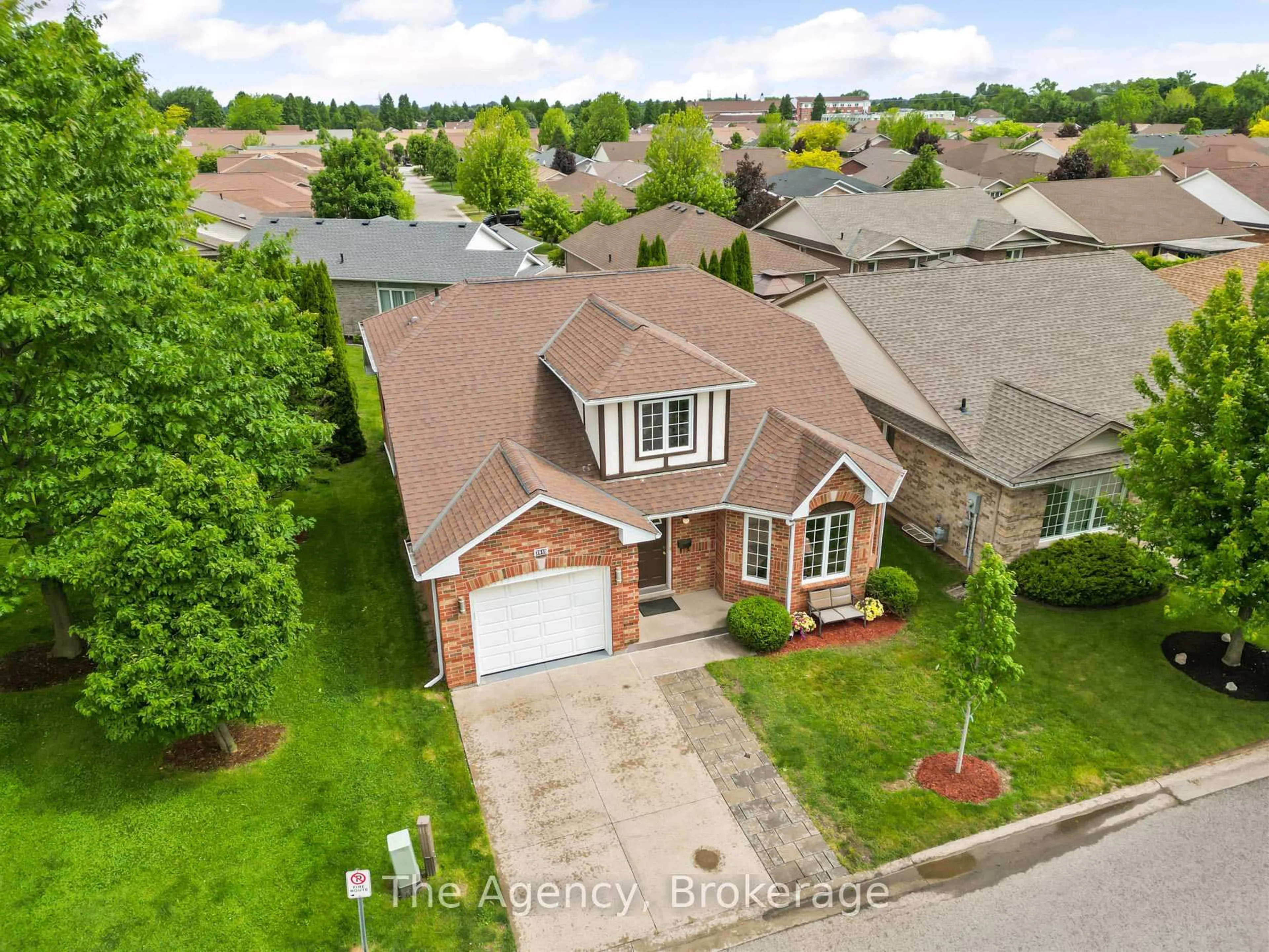 A pic from outside/outdoor area/front of a property/back of a property/a pic from drone, street for 3919 Durban Lane, Lincoln Ontario L0R 2C0
