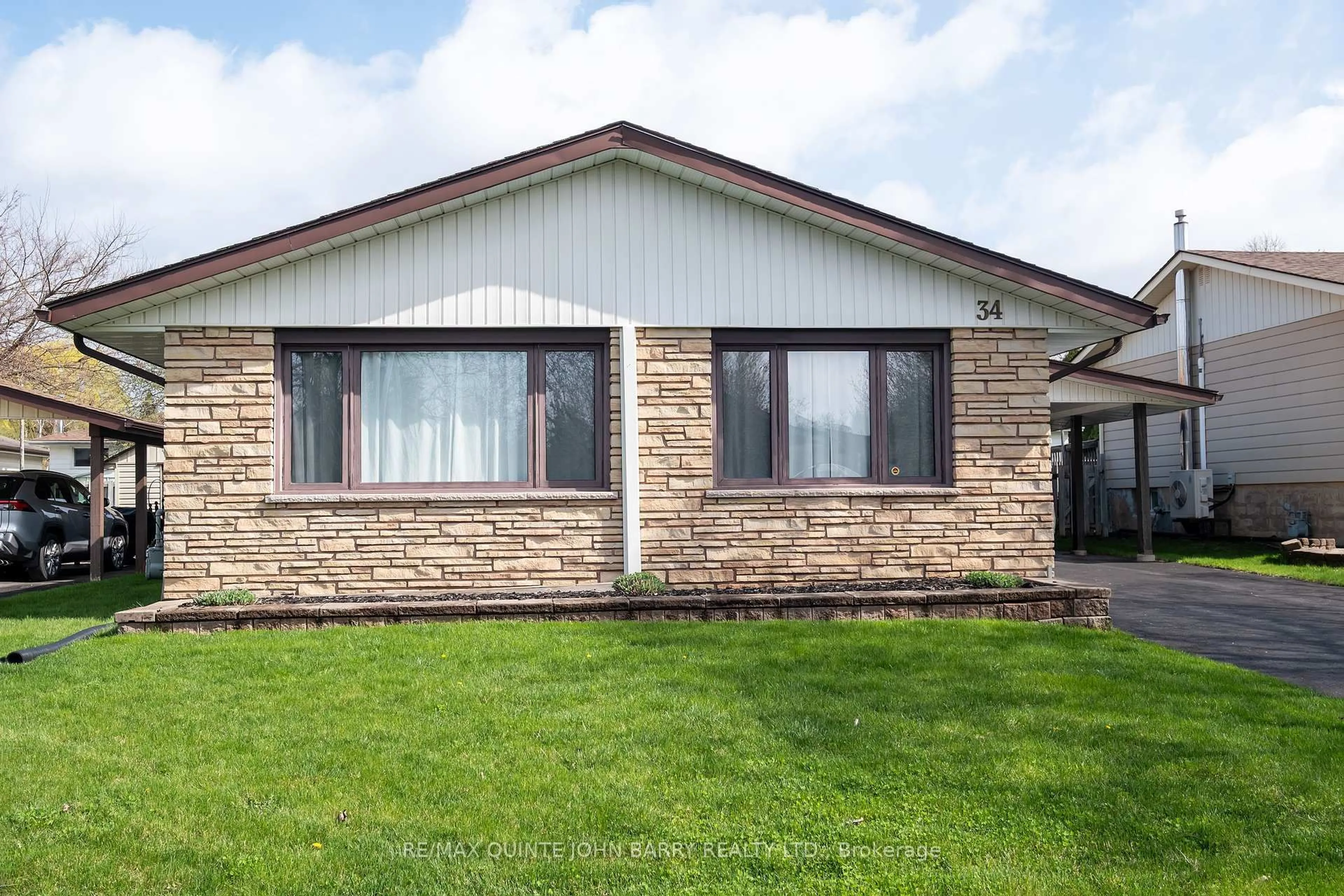 Home with vinyl exterior material, building for 34 Somerset St, Quinte West Ontario K8V 5T6