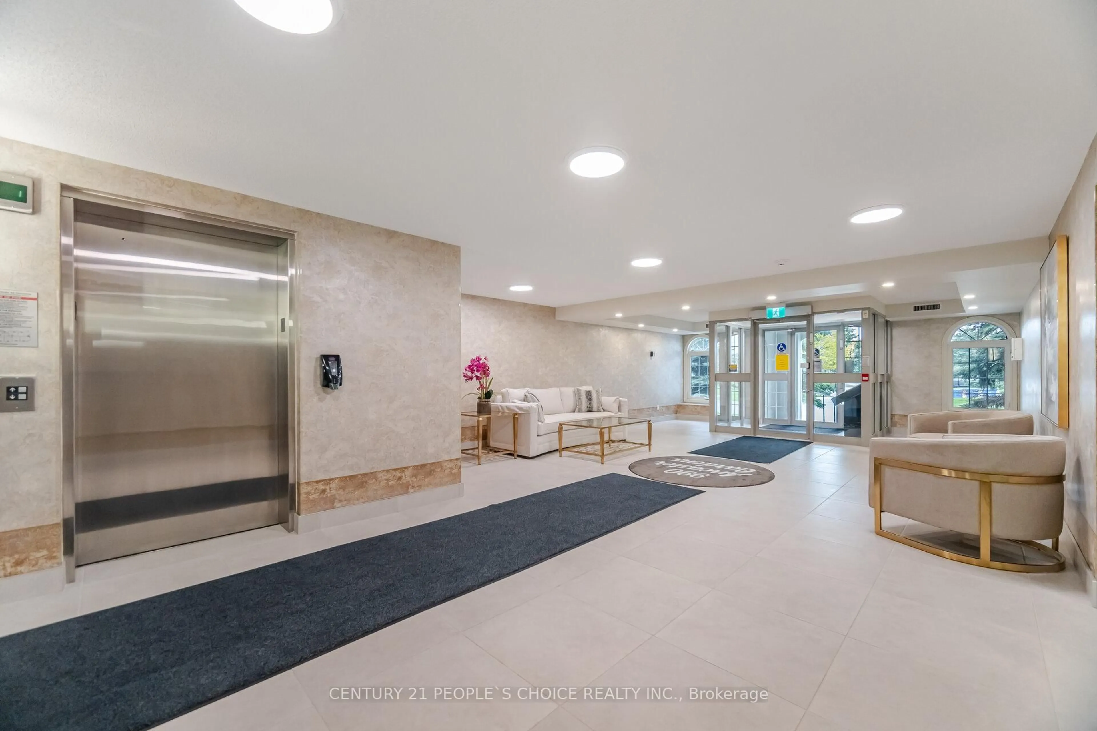 Indoor foyer for 990 Golf Links Rd #308, Hamilton Ontario L9K 1J8