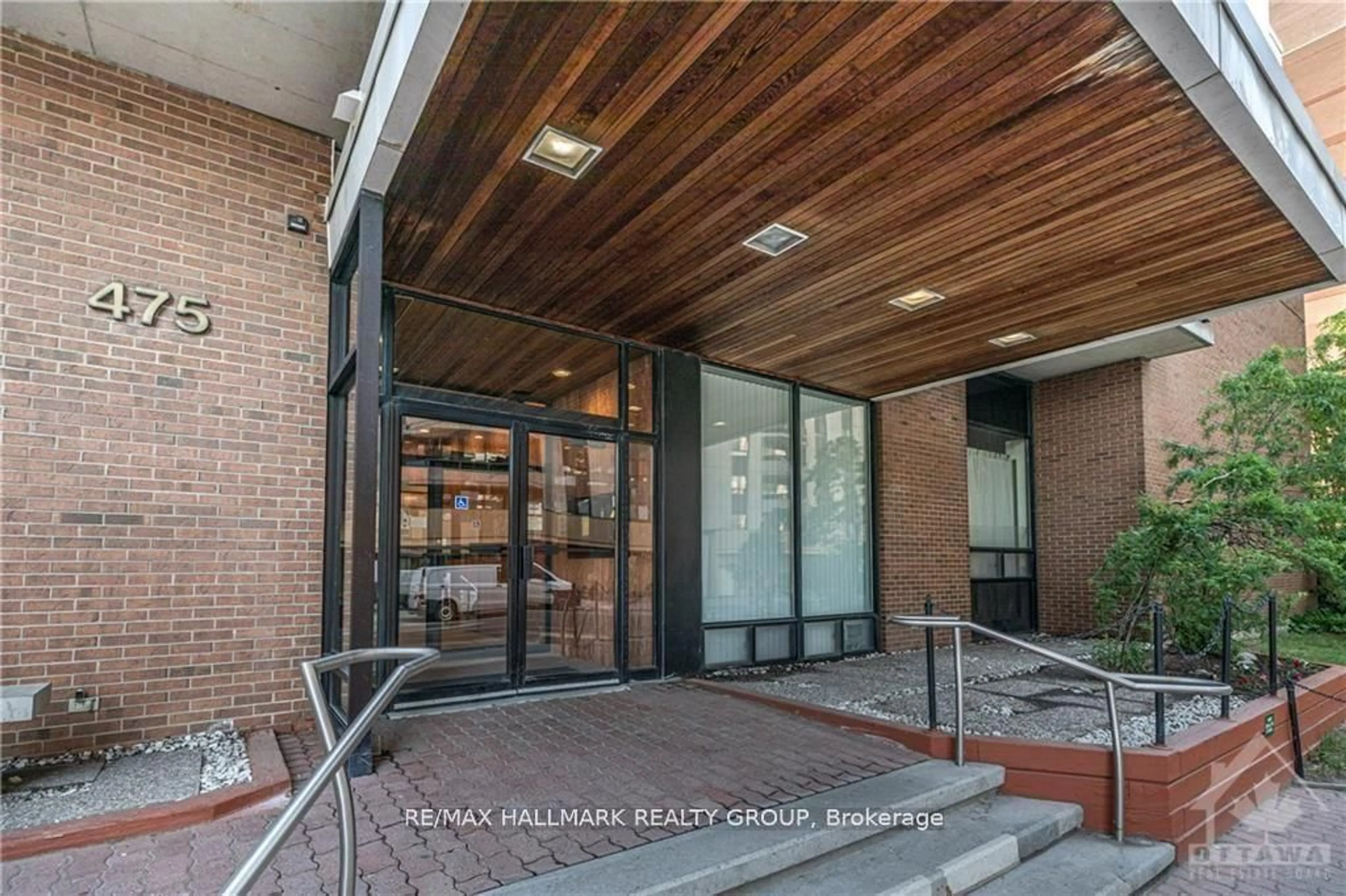 Indoor foyer for 475 Laurier Ave #205, Ottawa Ontario K1R 7X1