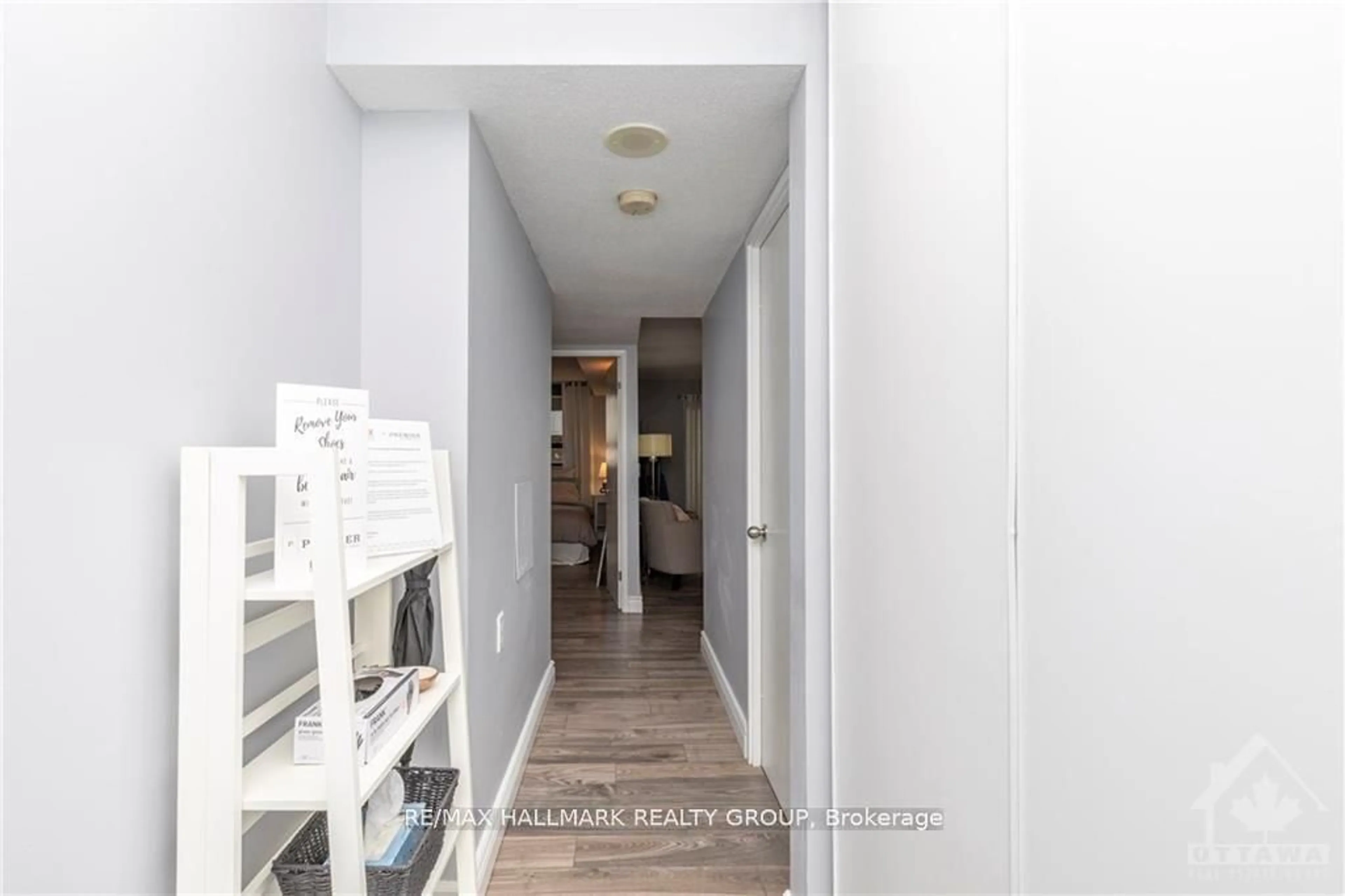 Indoor entryway for 475 Laurier Ave #205, Ottawa Ontario K1R 7X1