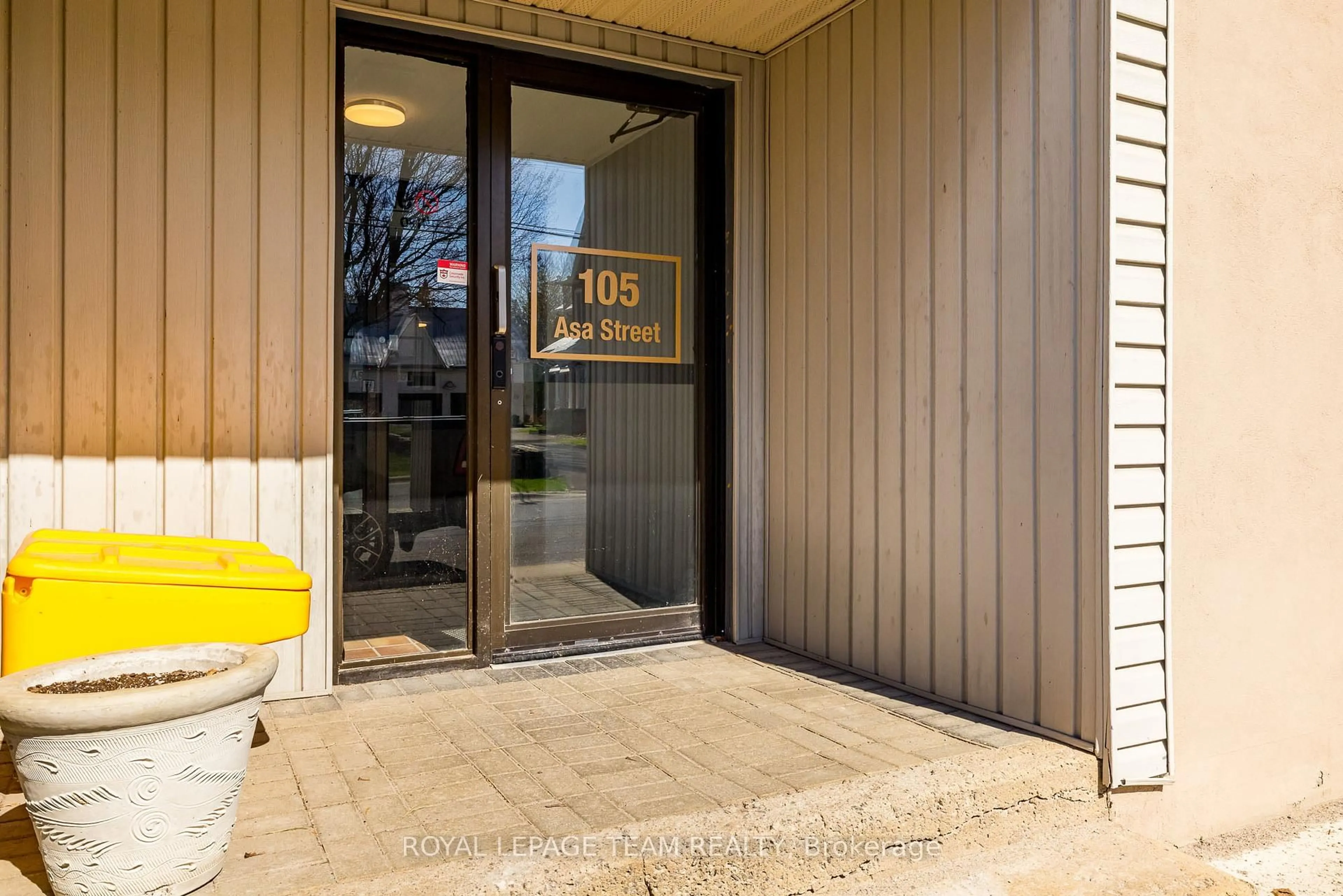 Indoor foyer for 105 Asa St #202, North Grenville Ontario K0G 1J0