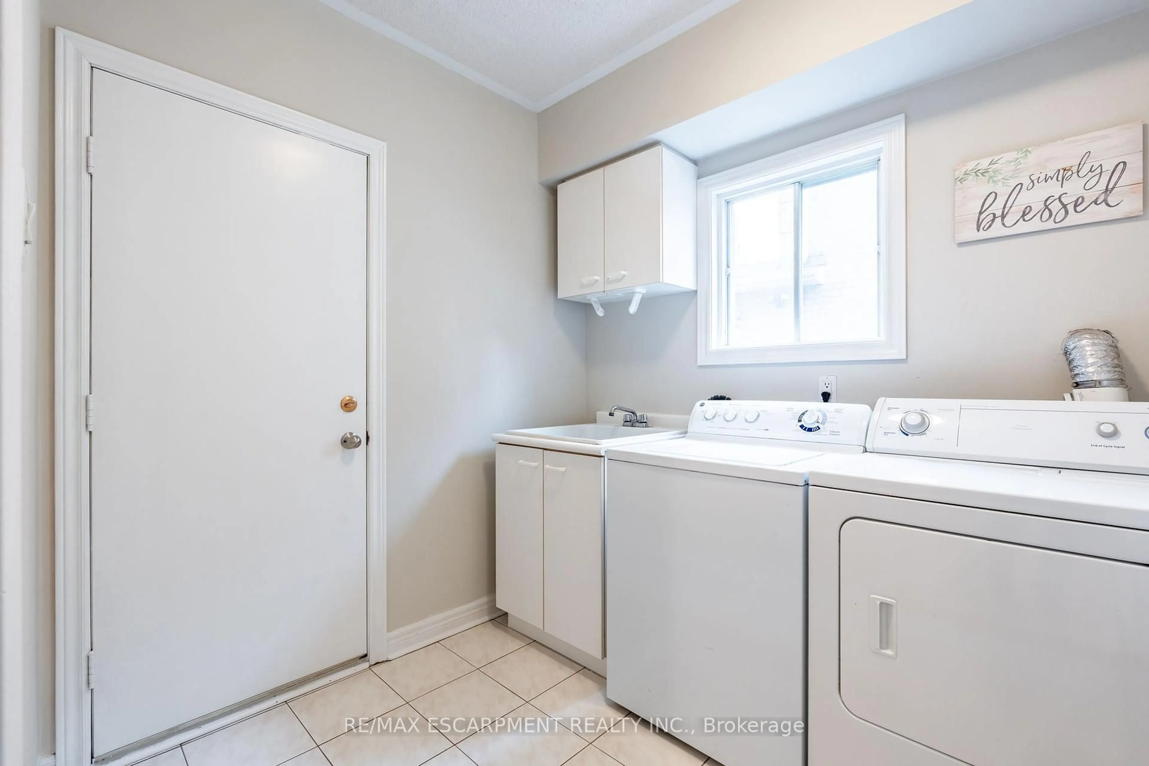 Laundry room for 38 Fellowes Cres, Hamilton Ontario L8B 0M3