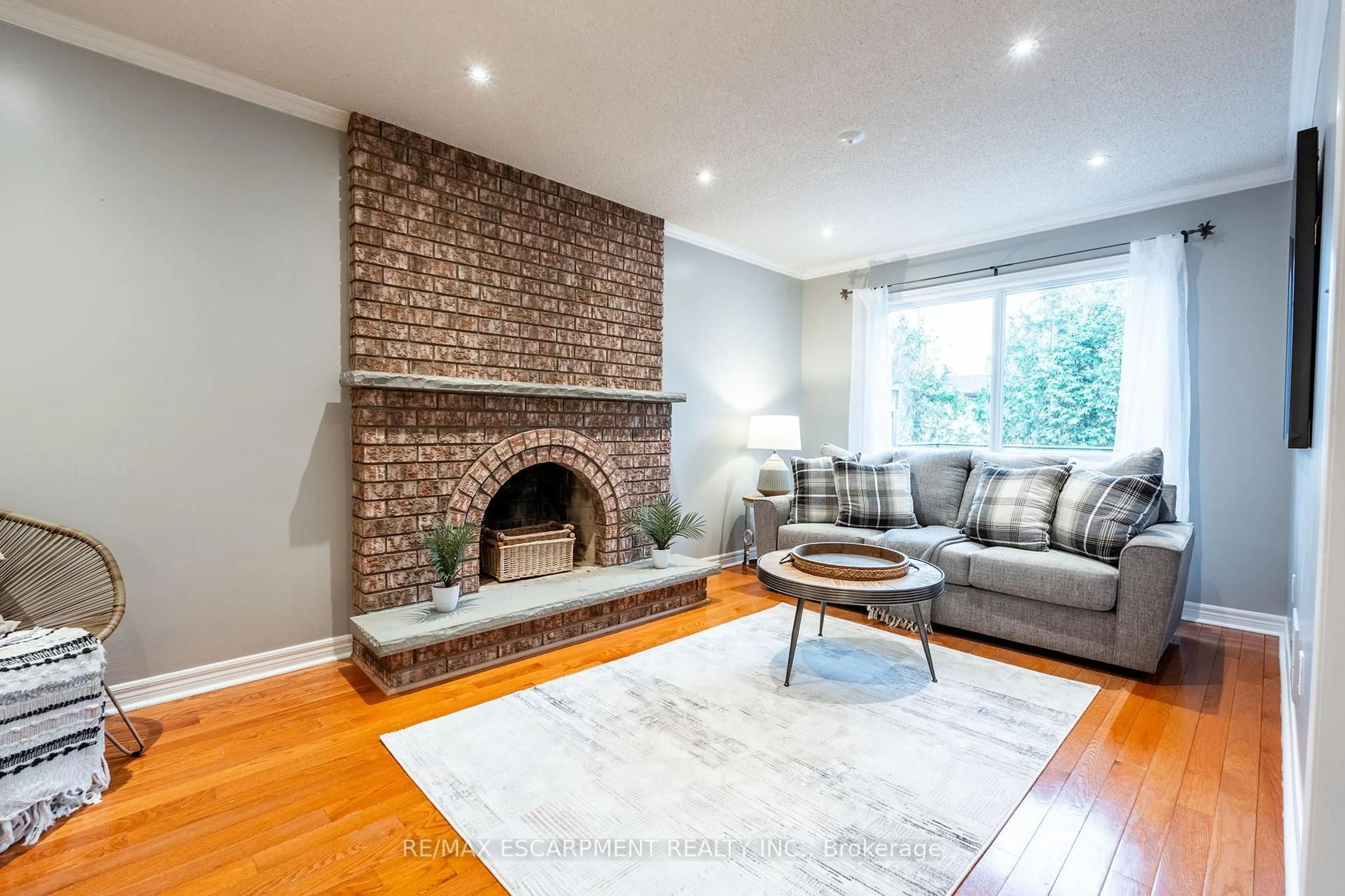 Living room with furniture, unknown for 38 Fellowes Cres, Hamilton Ontario L8B 0M3