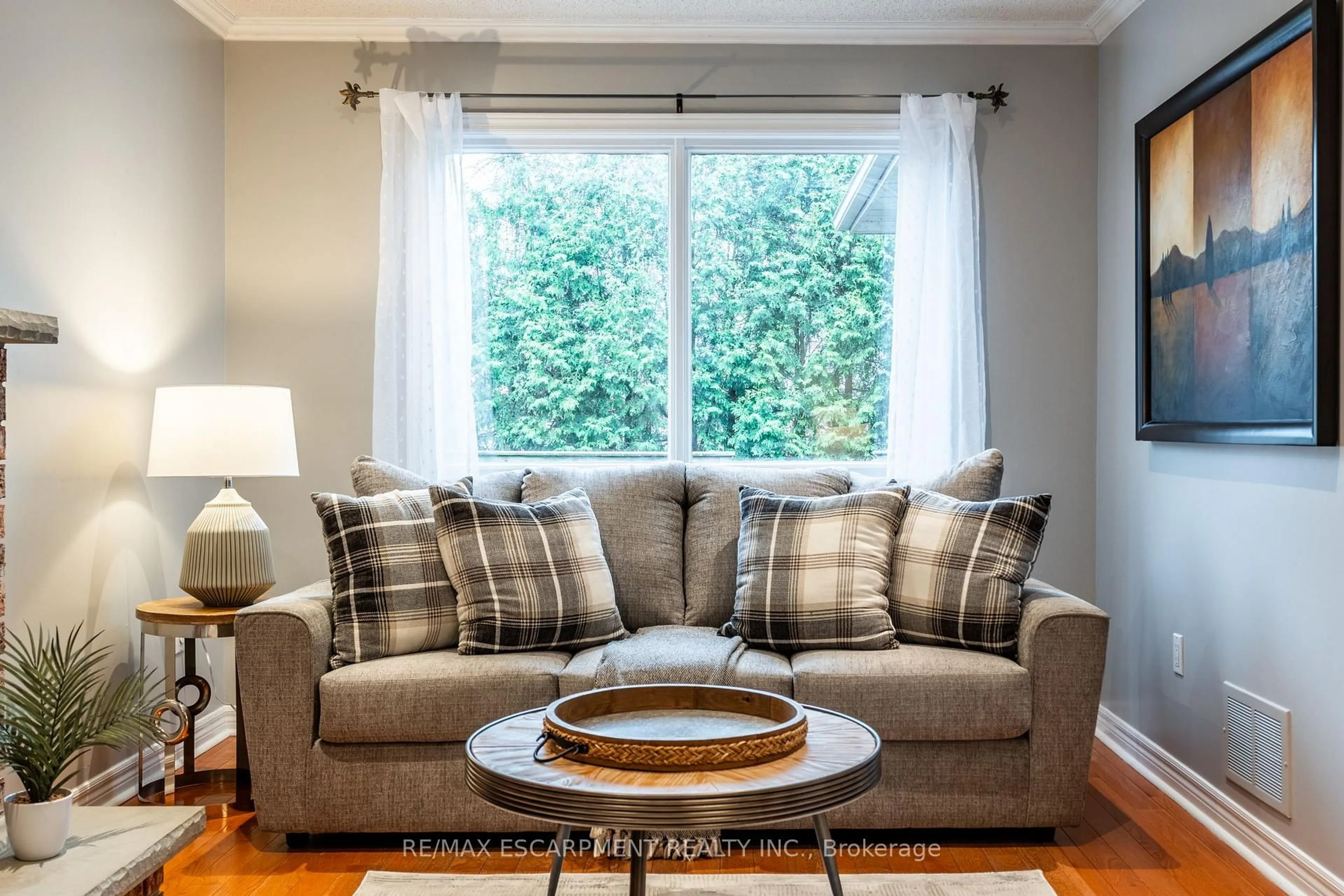 Living room with furniture, wood/laminate floor for 38 Fellowes Cres, Hamilton Ontario L8B 0M3