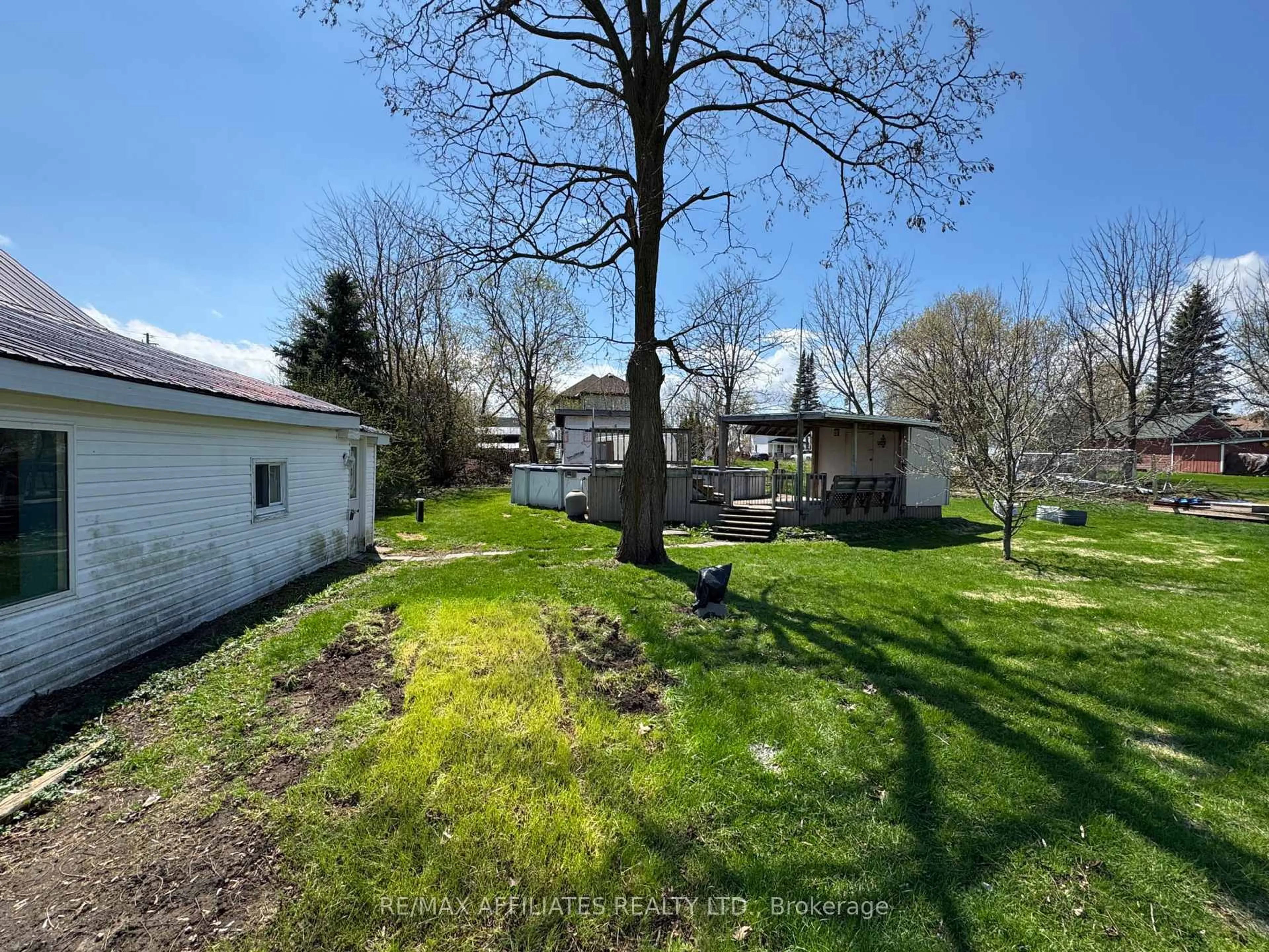 A pic from outside/outdoor area/front of a property/back of a property/a pic from drone, unknown for 10 Charlotte St, Montague Ontario K7A 2X7