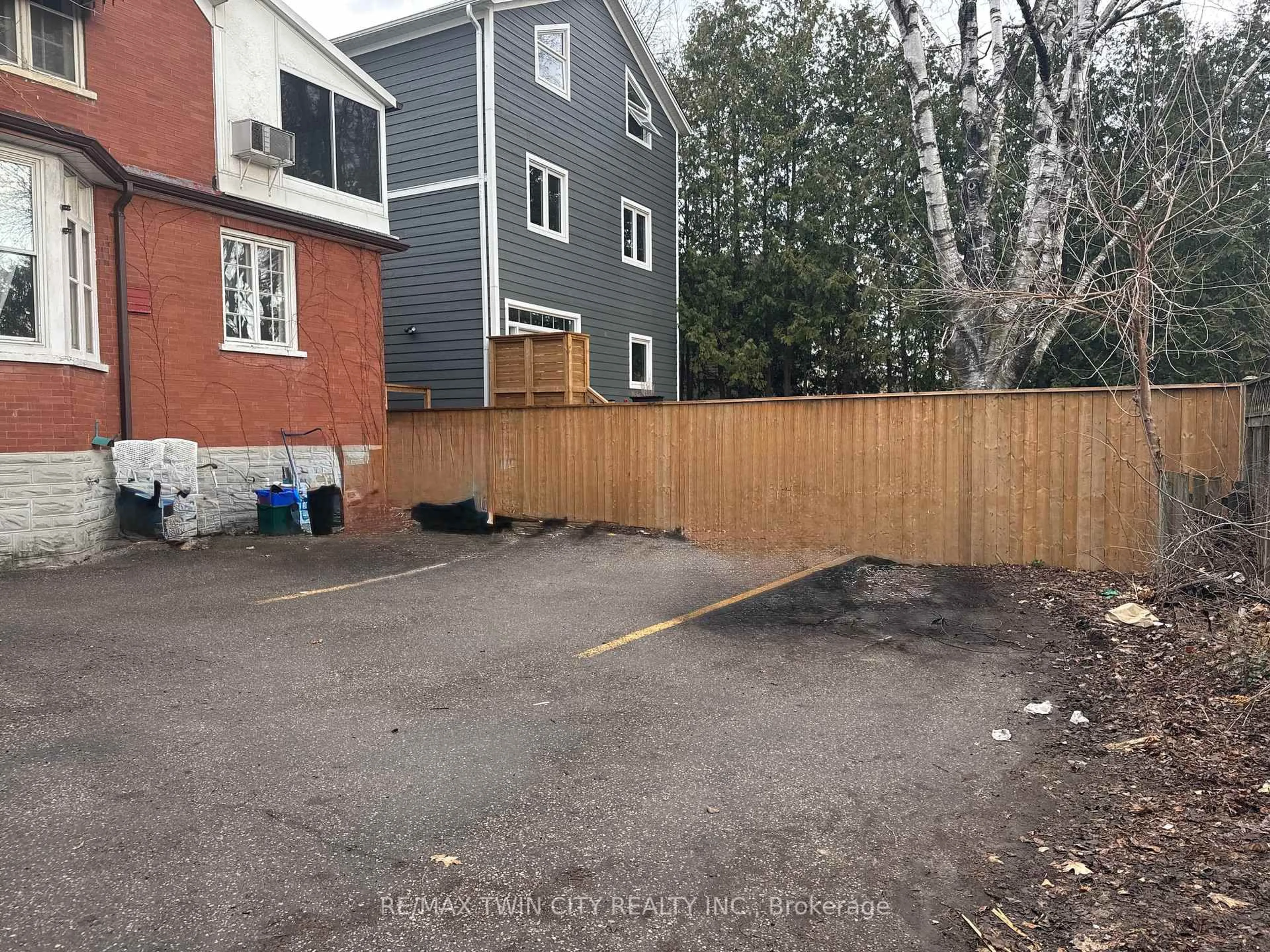 Patio, street for 32 Simeon St, Kitchener Ontario N2H 1S1
