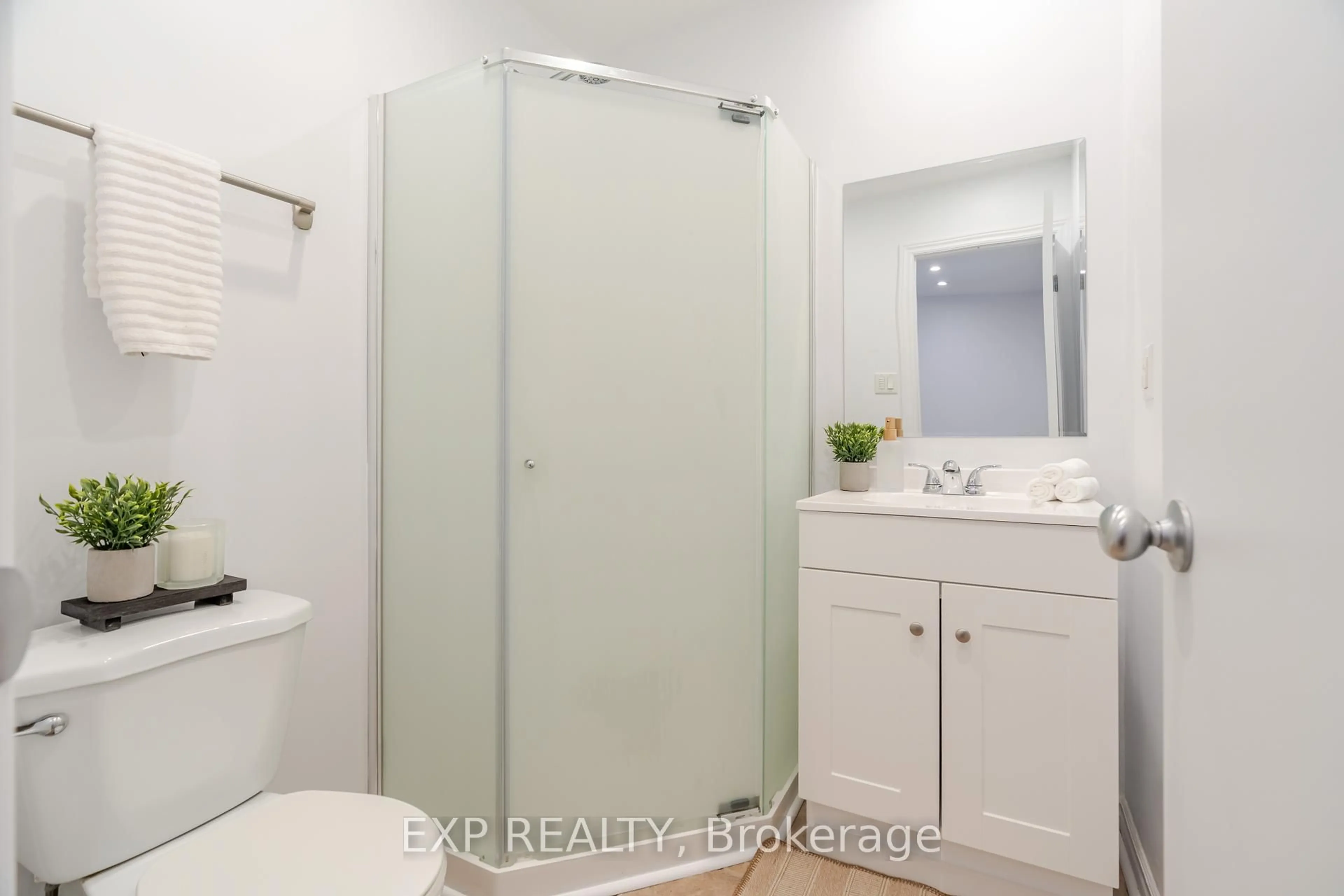 Standard bathroom, unknown for 60 Alison Korn Private, Ottawa Ontario K2H 8M6
