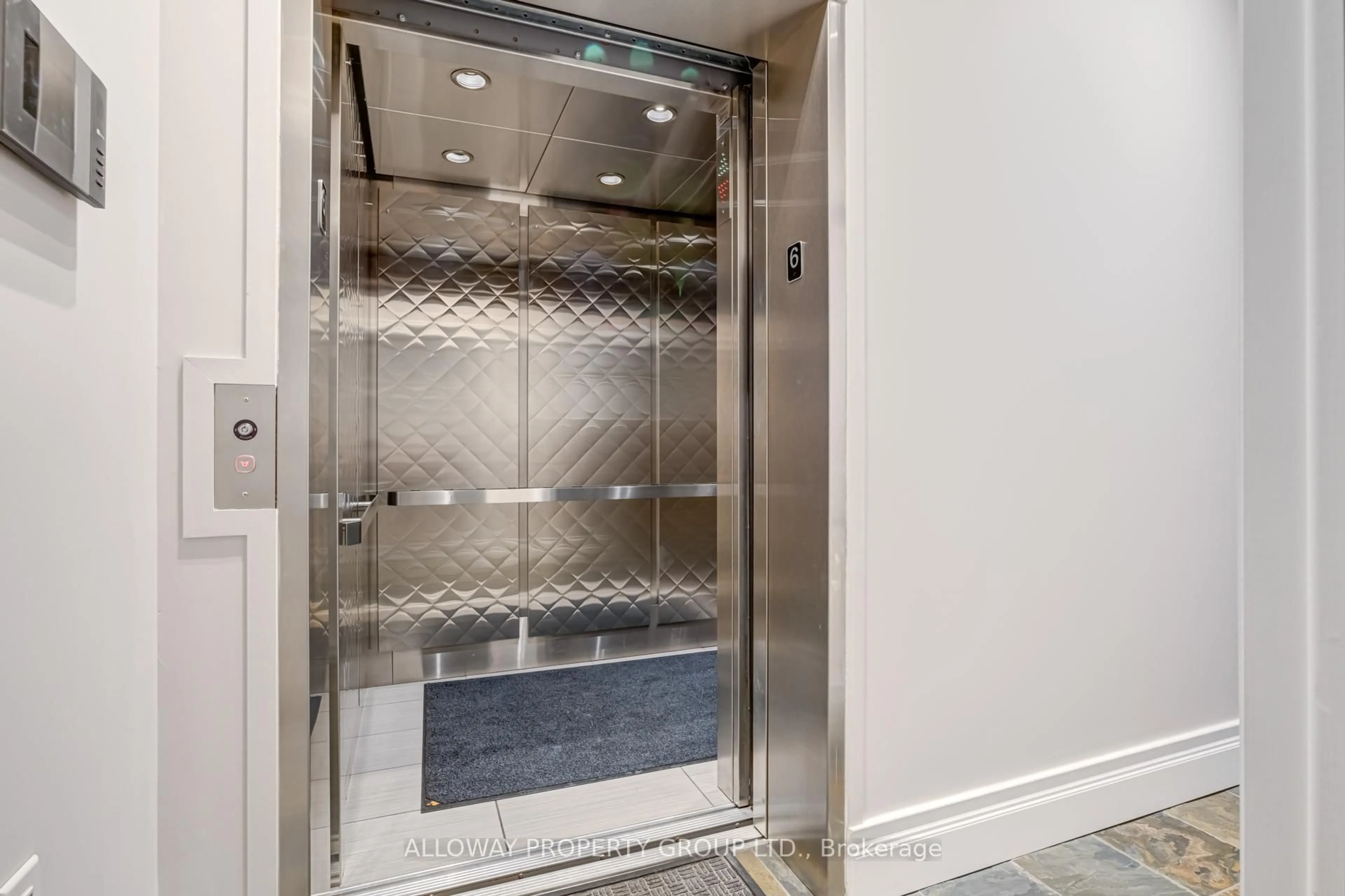 Indoor foyer for 42 Bridgeport Rd #507, Waterloo Ontario N2J 0B3
