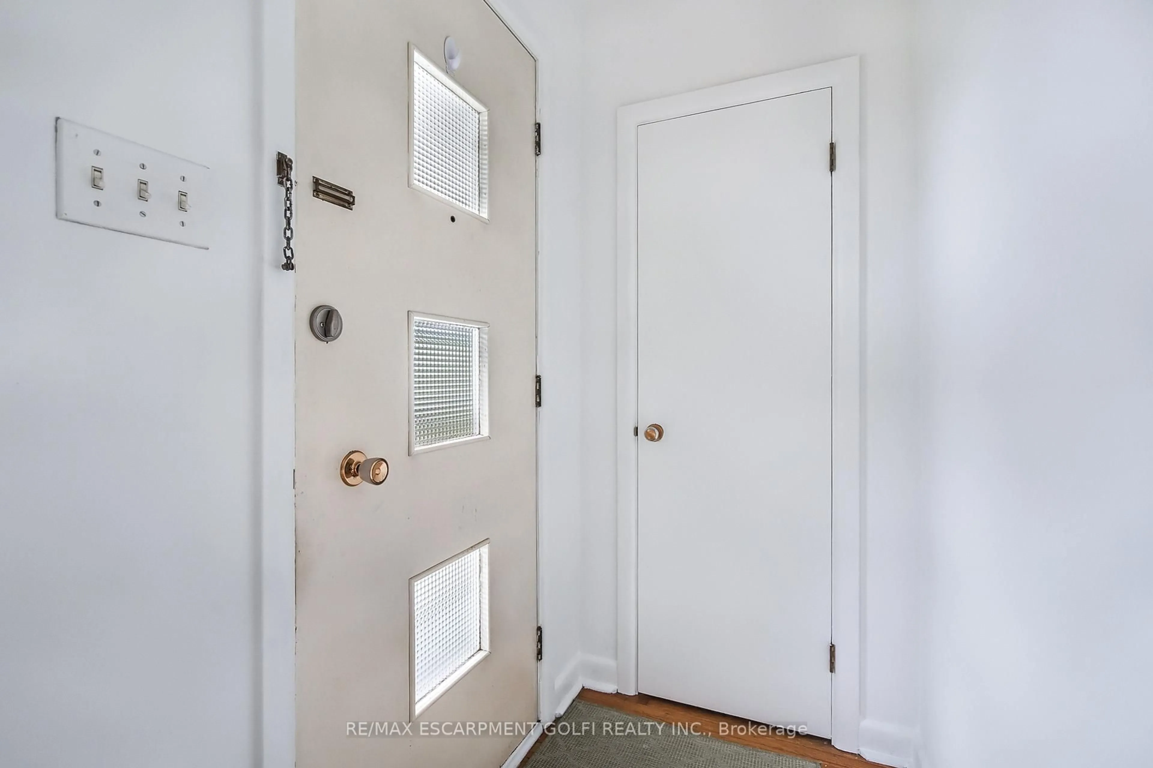 Indoor entryway for 42 Malta Dr, Hamilton Ontario L8K 4S7