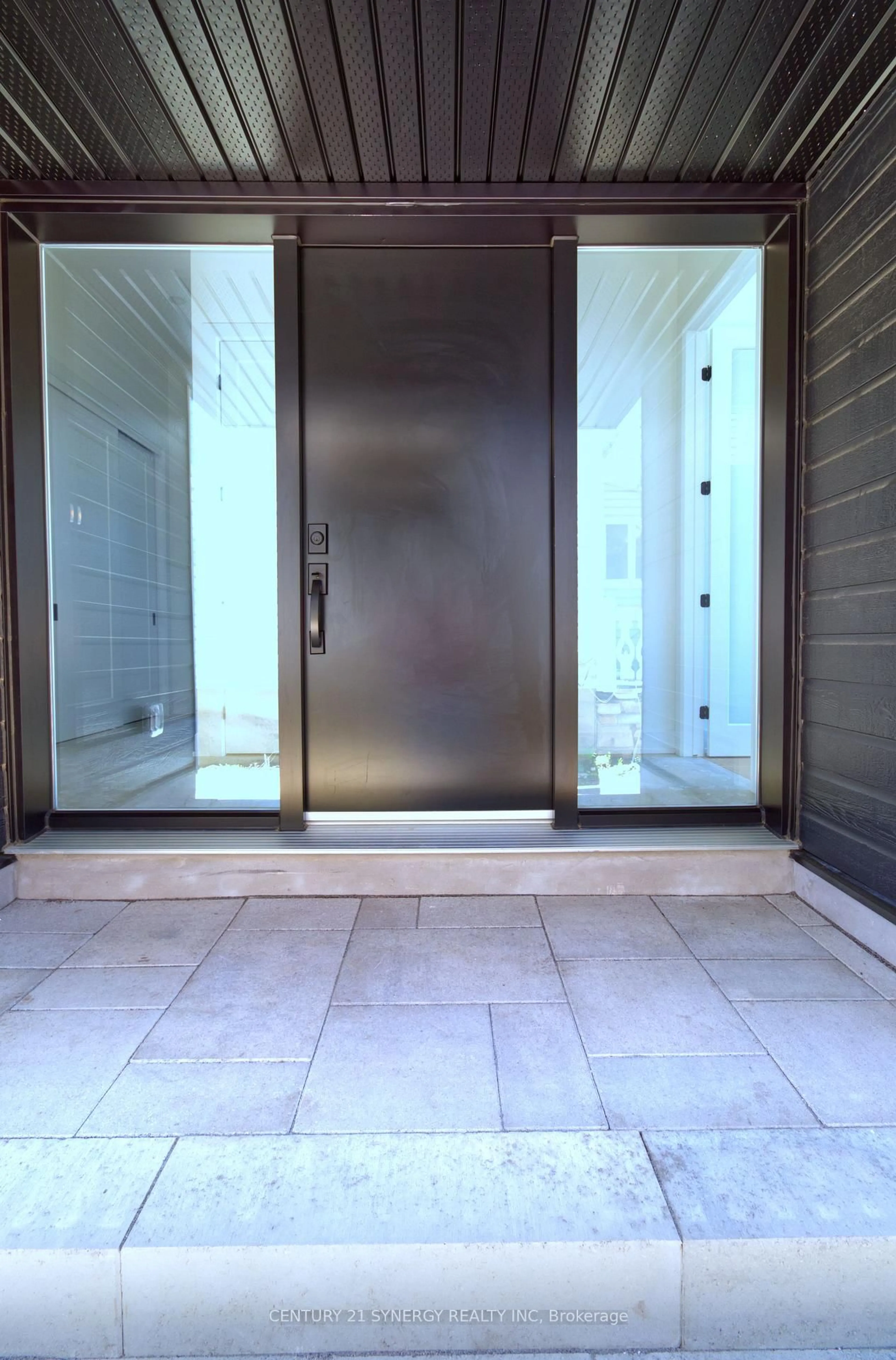 Indoor entryway for 1540 Kilborn Ave, Ottawa Ontario K1H 6M3