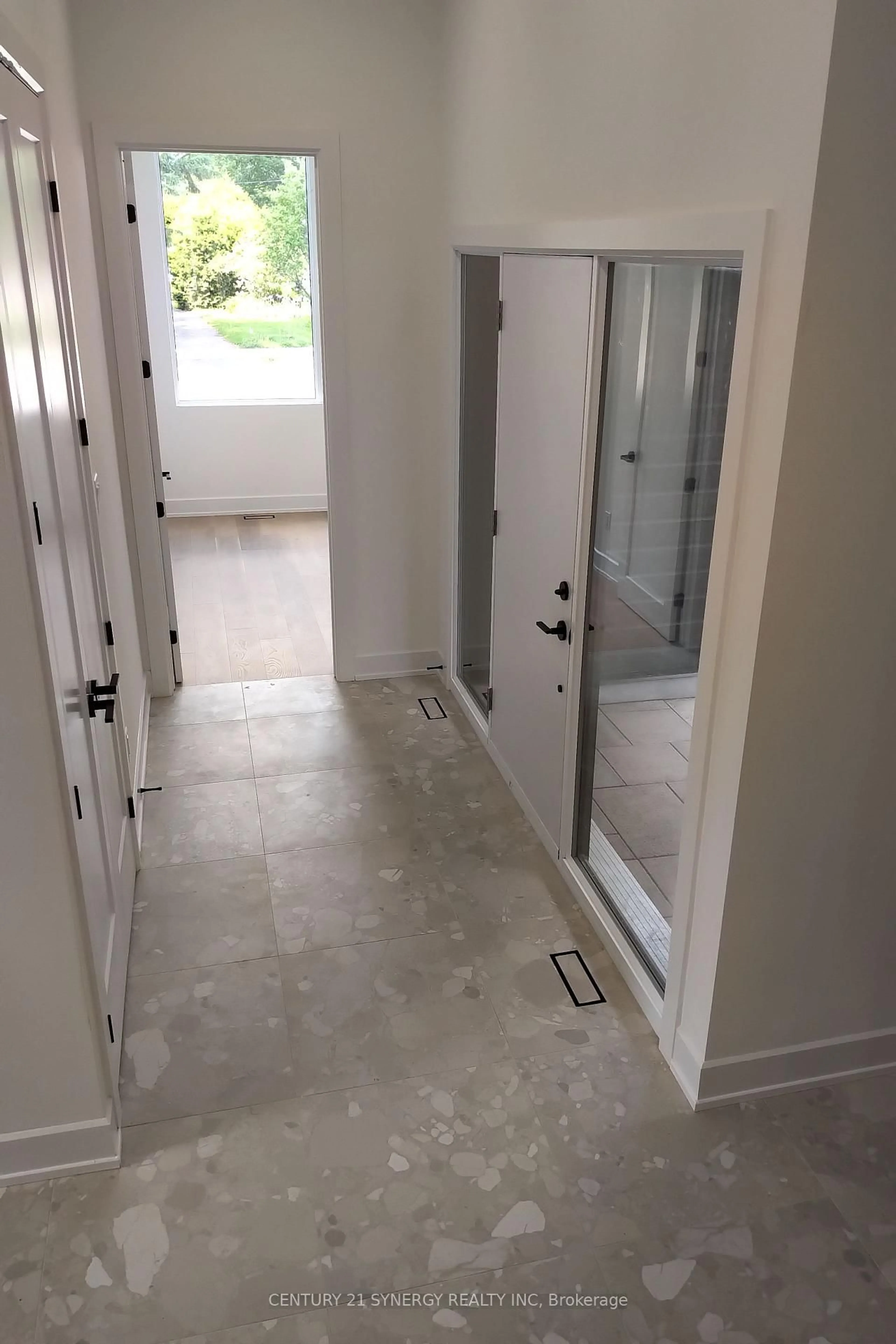 Indoor entryway for 1540 Kilborn Ave, Ottawa Ontario K1H 6M3