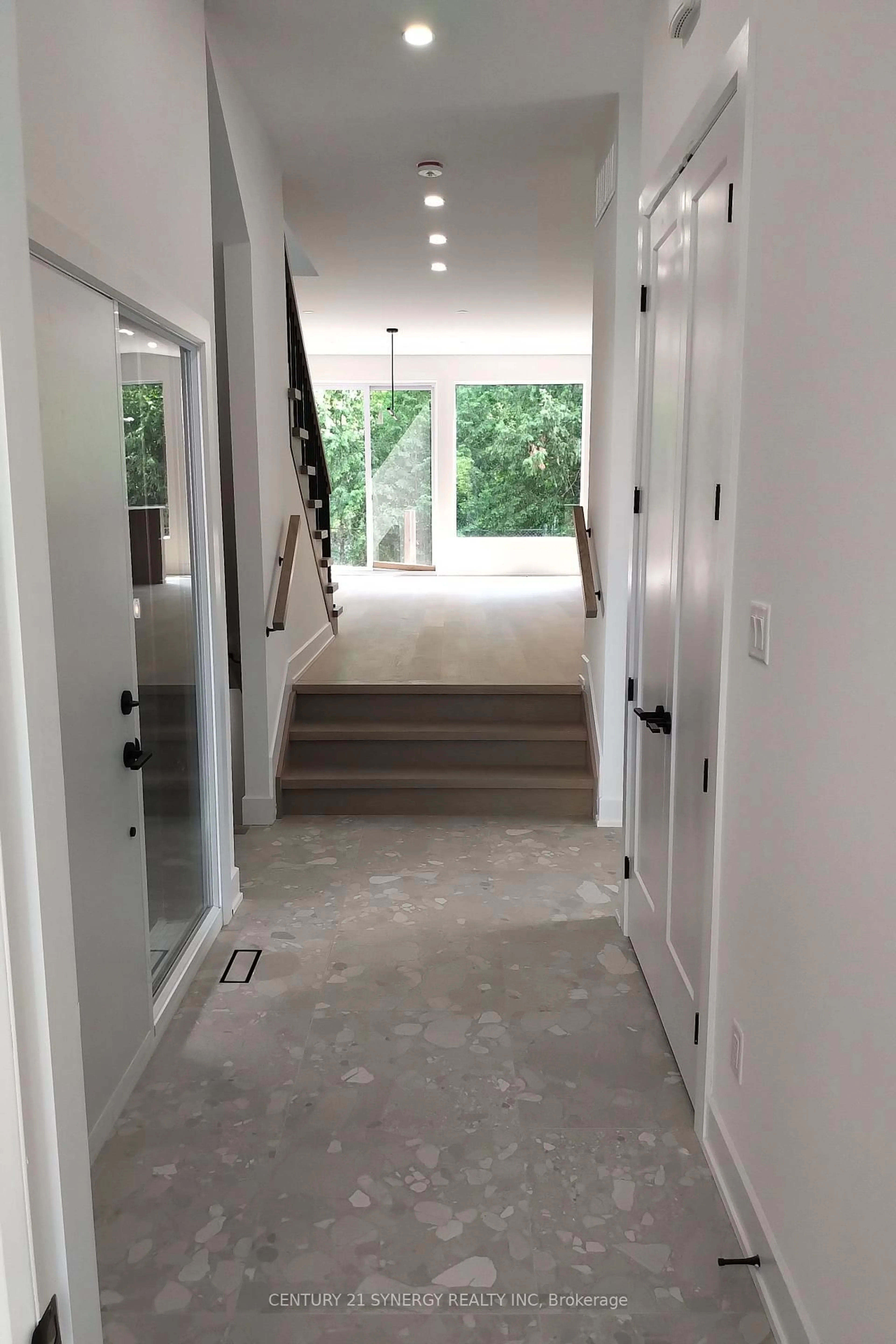 Indoor foyer for 1540 Kilborn Ave, Ottawa Ontario K1H 6M3