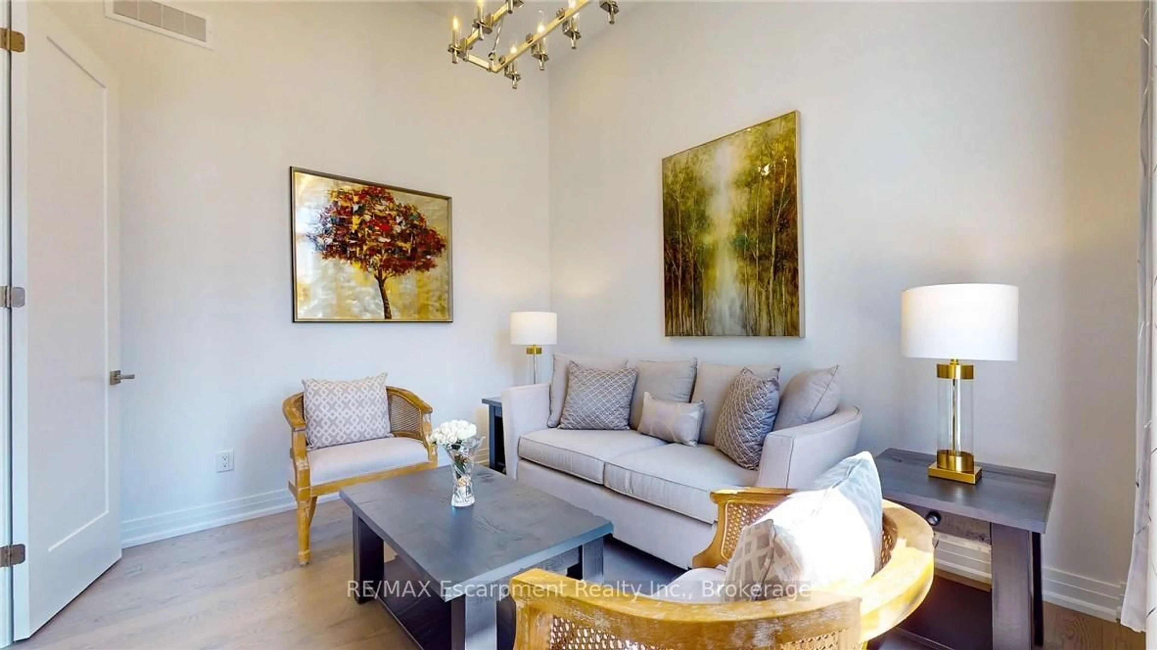 Living room with furniture, wood/laminate floor for 111 Clippers Lane, Blue Mountains Ontario N0H 2P0