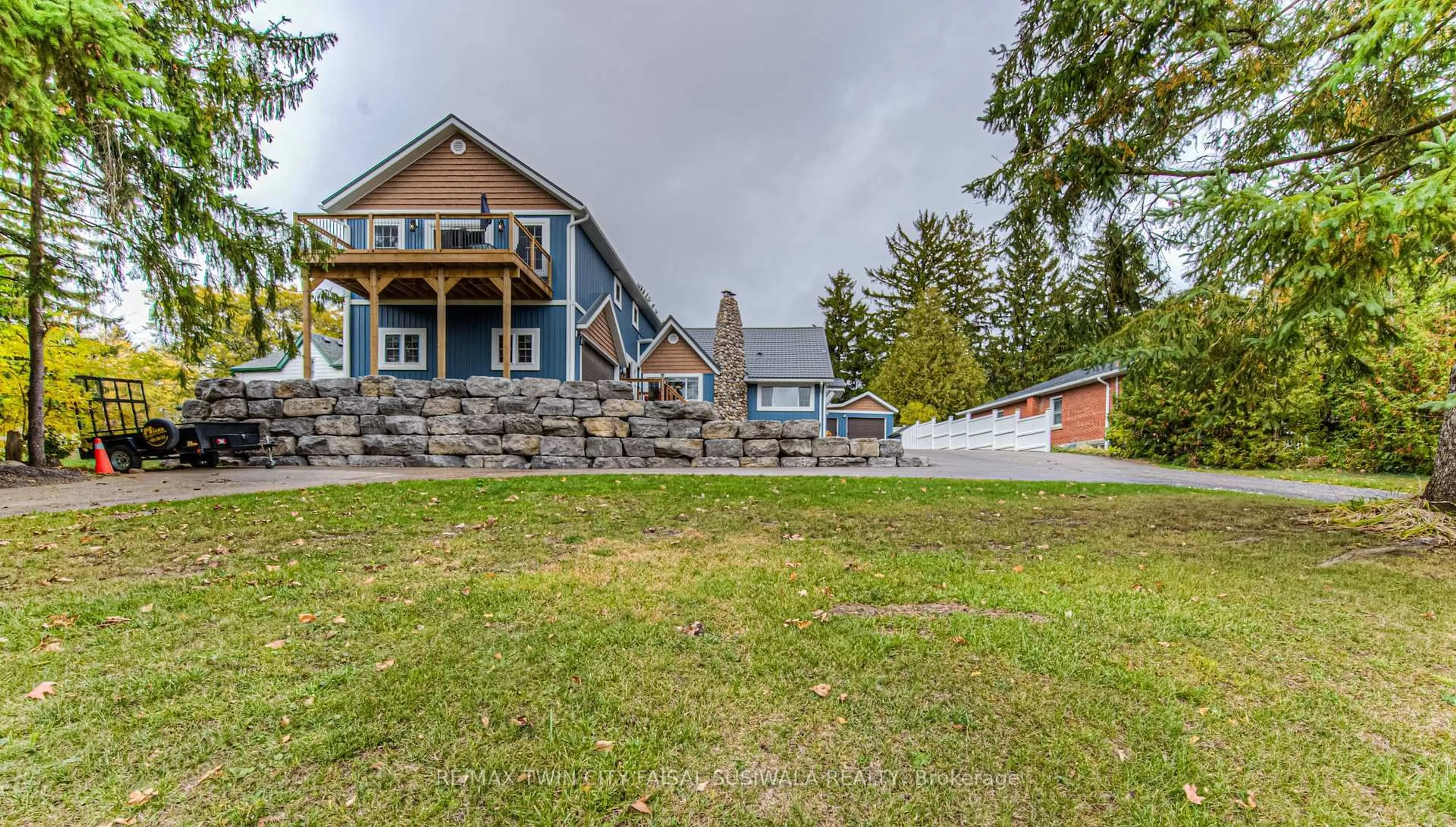 A pic from outside/outdoor area/front of a property/back of a property/a pic from drone, water/lake/river/ocean view for 40 Mill Creek Rd, Cambridge Ontario N1R 1J6