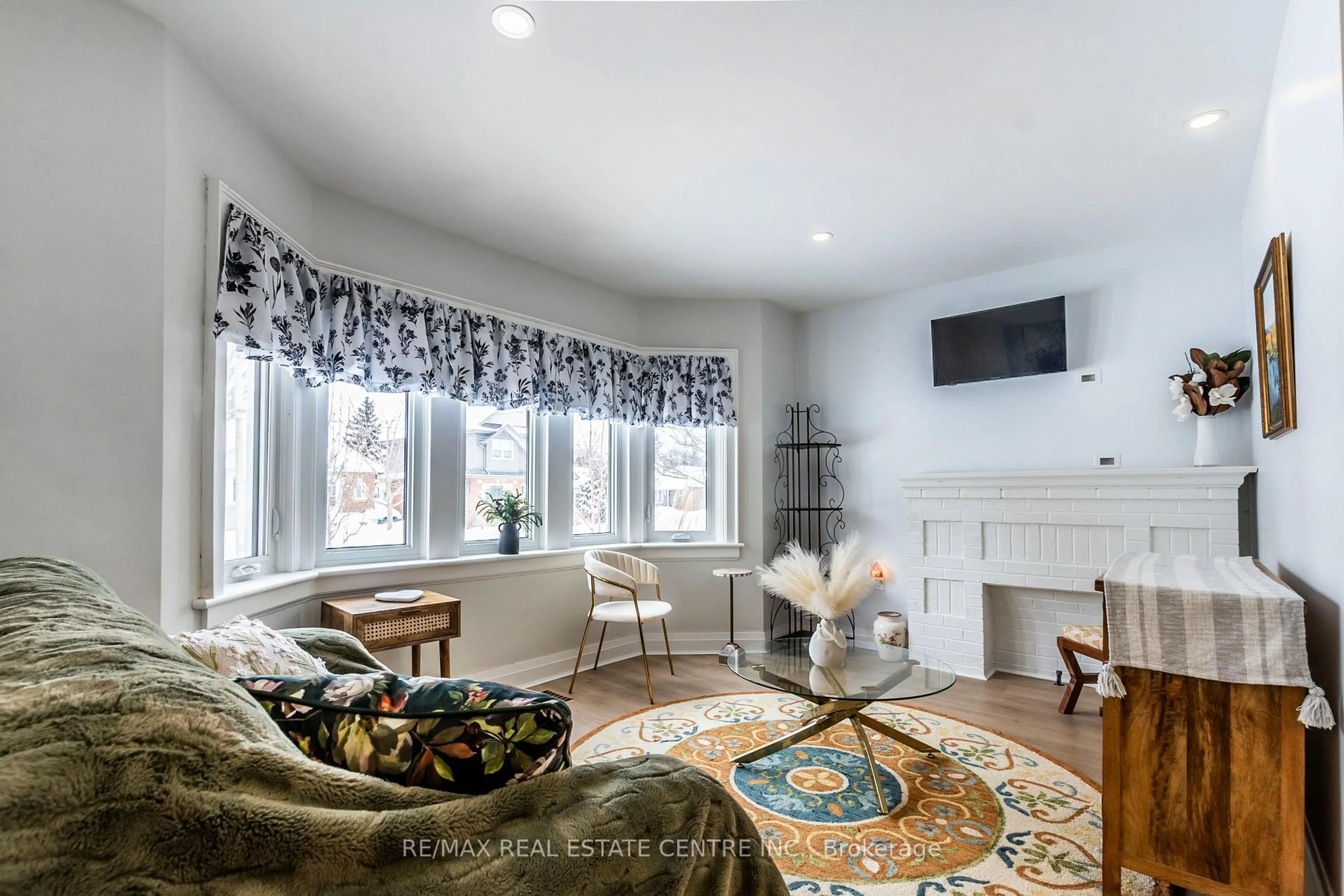 Living room with furniture, unknown for 46 Kenmore Rd, Hamilton Ontario L8S 3T7