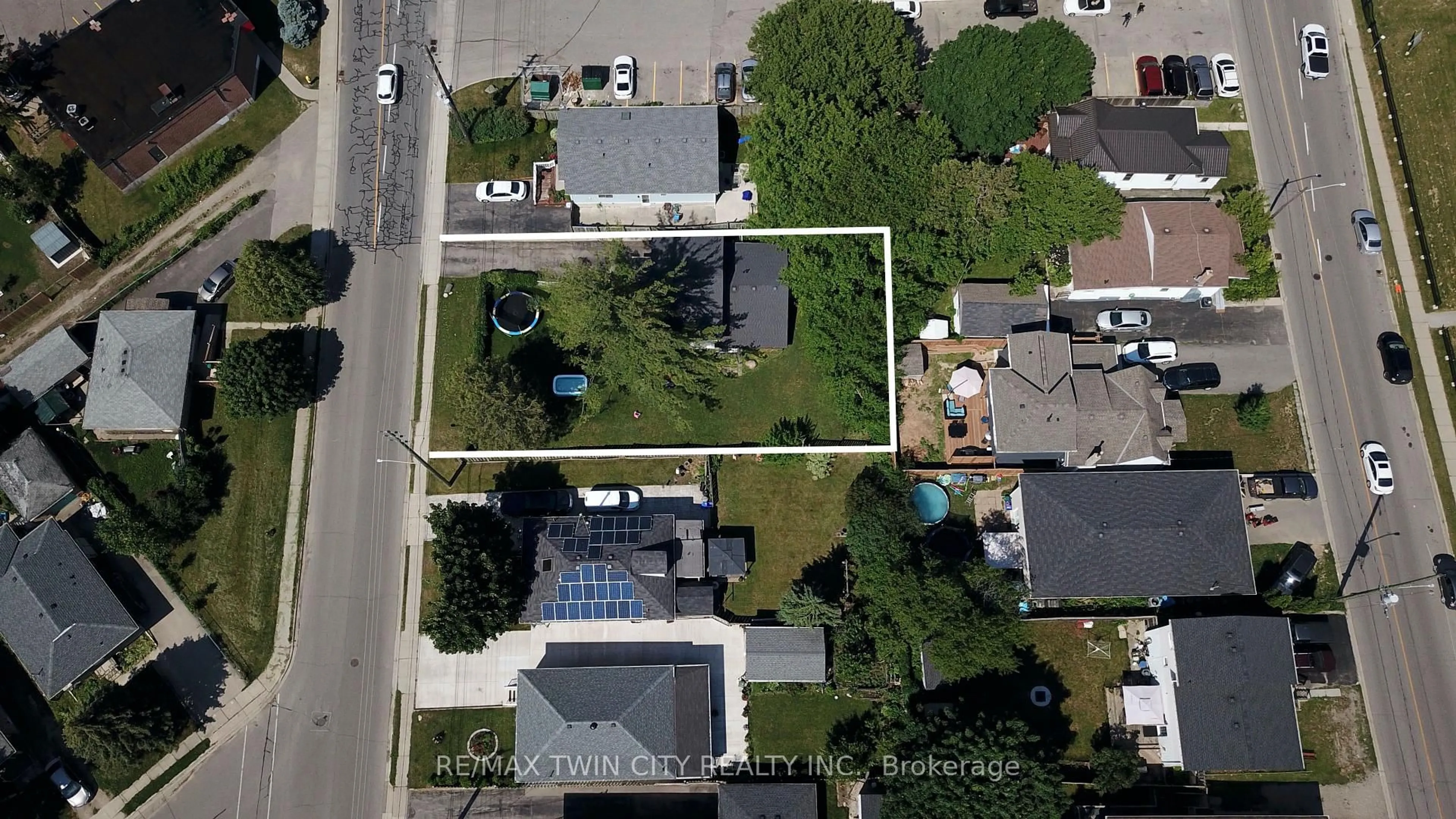 A pic from outside/outdoor area/front of a property/back of a property/a pic from drone, street for 13 Brooklyne Rd, Cambridge Ontario N1R 1C4