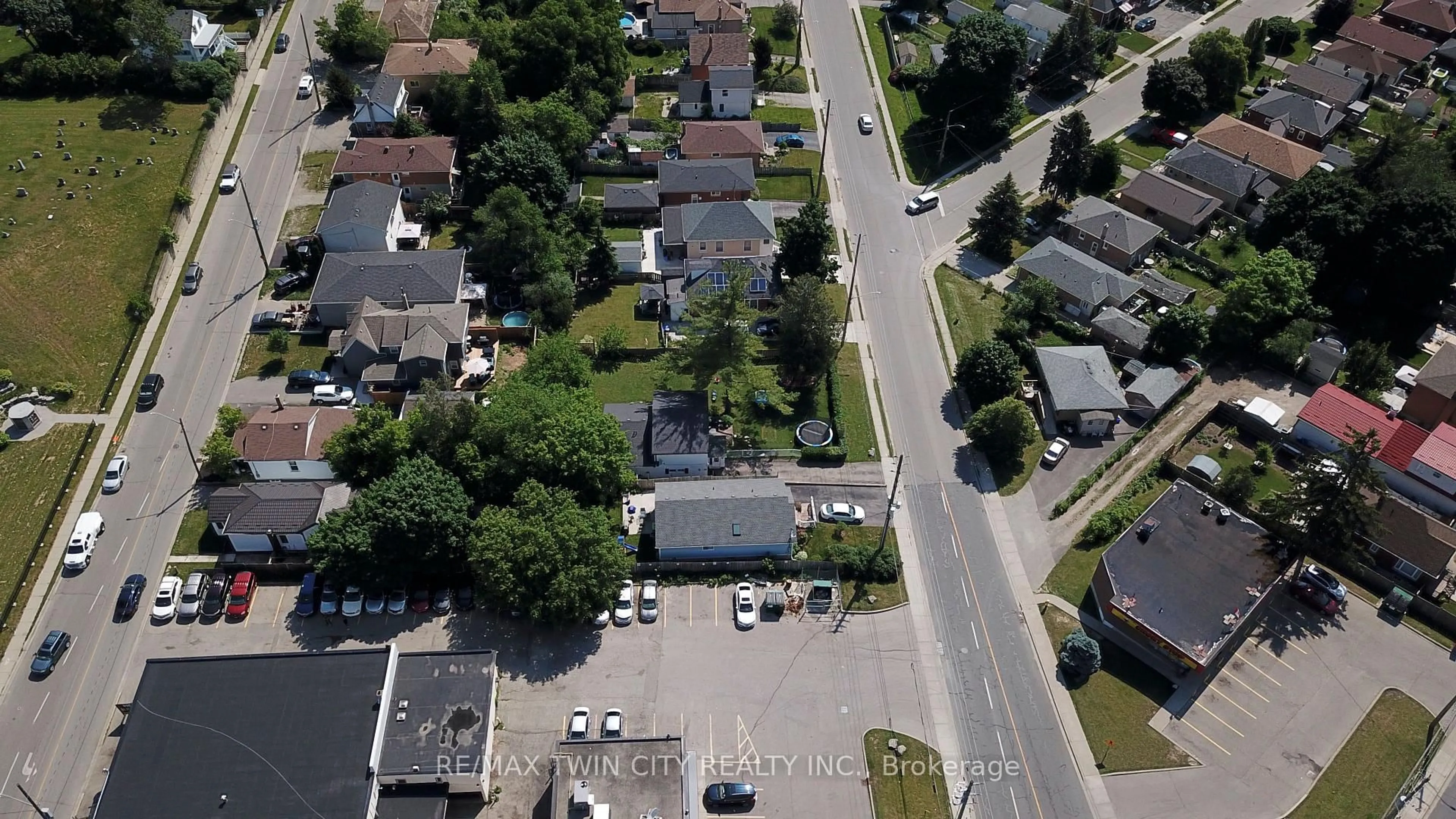 A pic from outside/outdoor area/front of a property/back of a property/a pic from drone, street for 13 Brooklyne Rd, Cambridge Ontario N1R 1C4