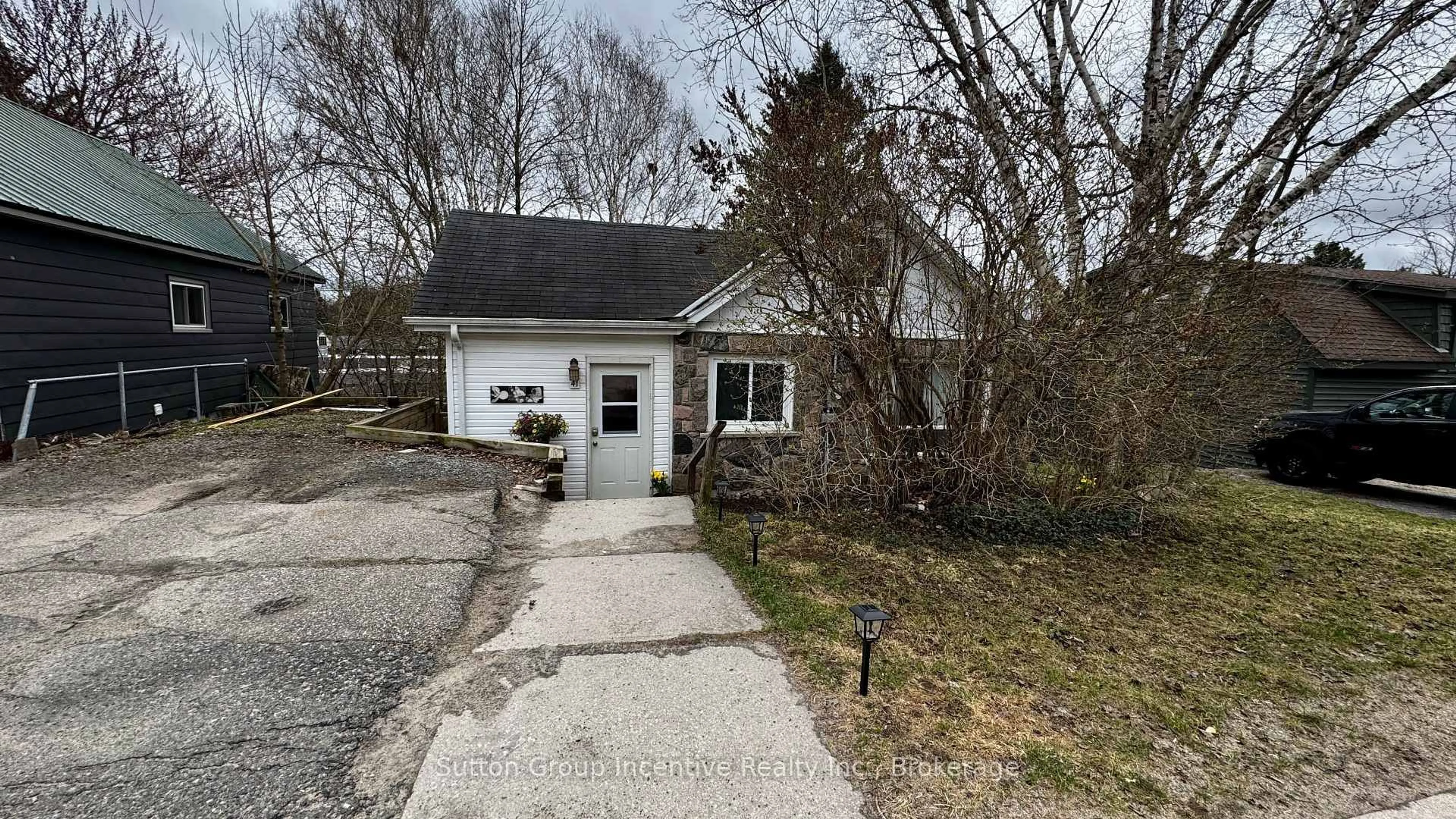 A pic from outside/outdoor area/front of a property/back of a property/a pic from drone, street for 41 Manominee St, Huntsville Ontario P1H 1K8