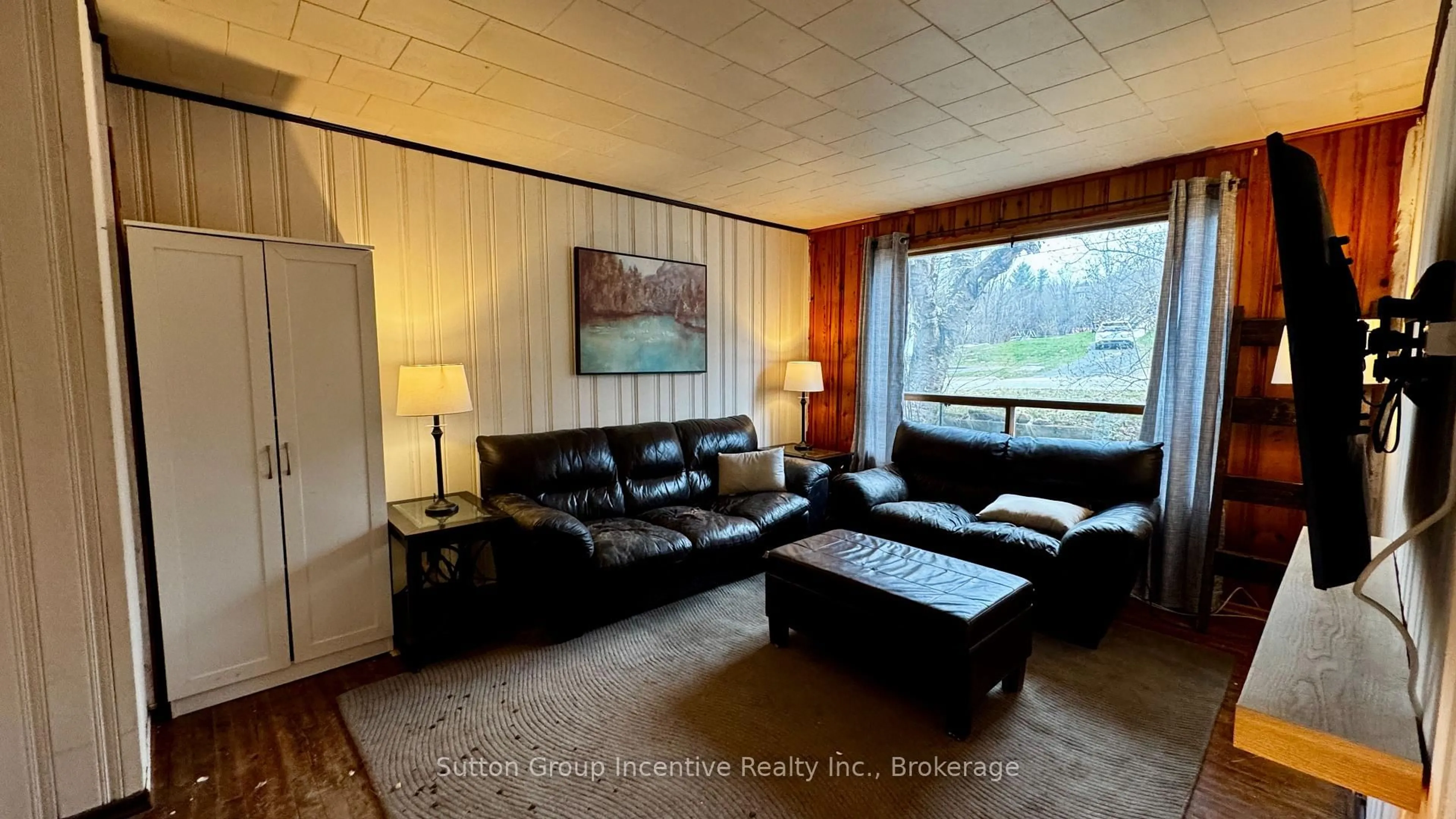 Living room with furniture, wood/laminate floor for 41 Manominee St, Huntsville Ontario P1H 1K8