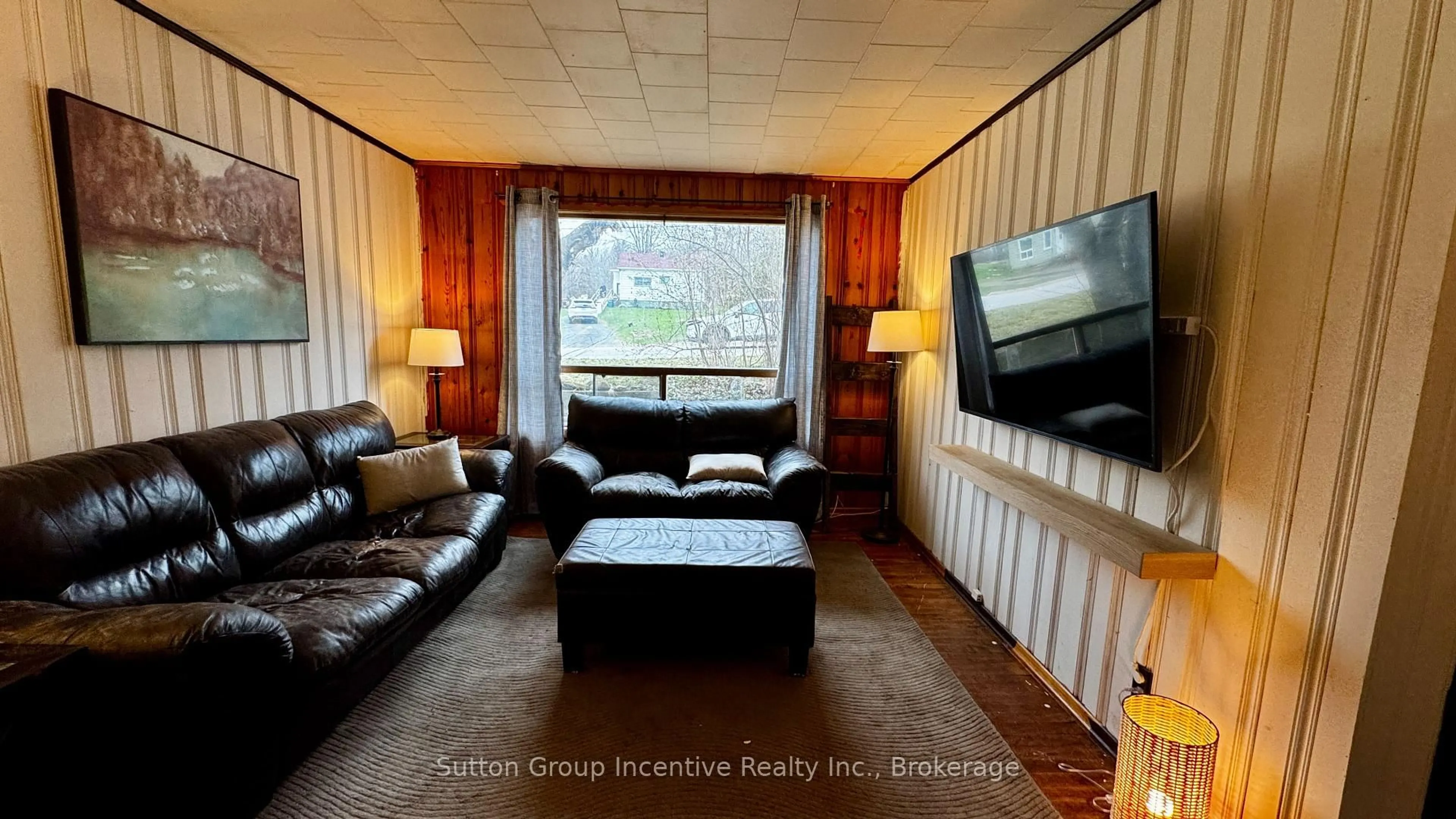 Living room with furniture, wood/laminate floor for 41 Manominee St, Huntsville Ontario P1H 1K8