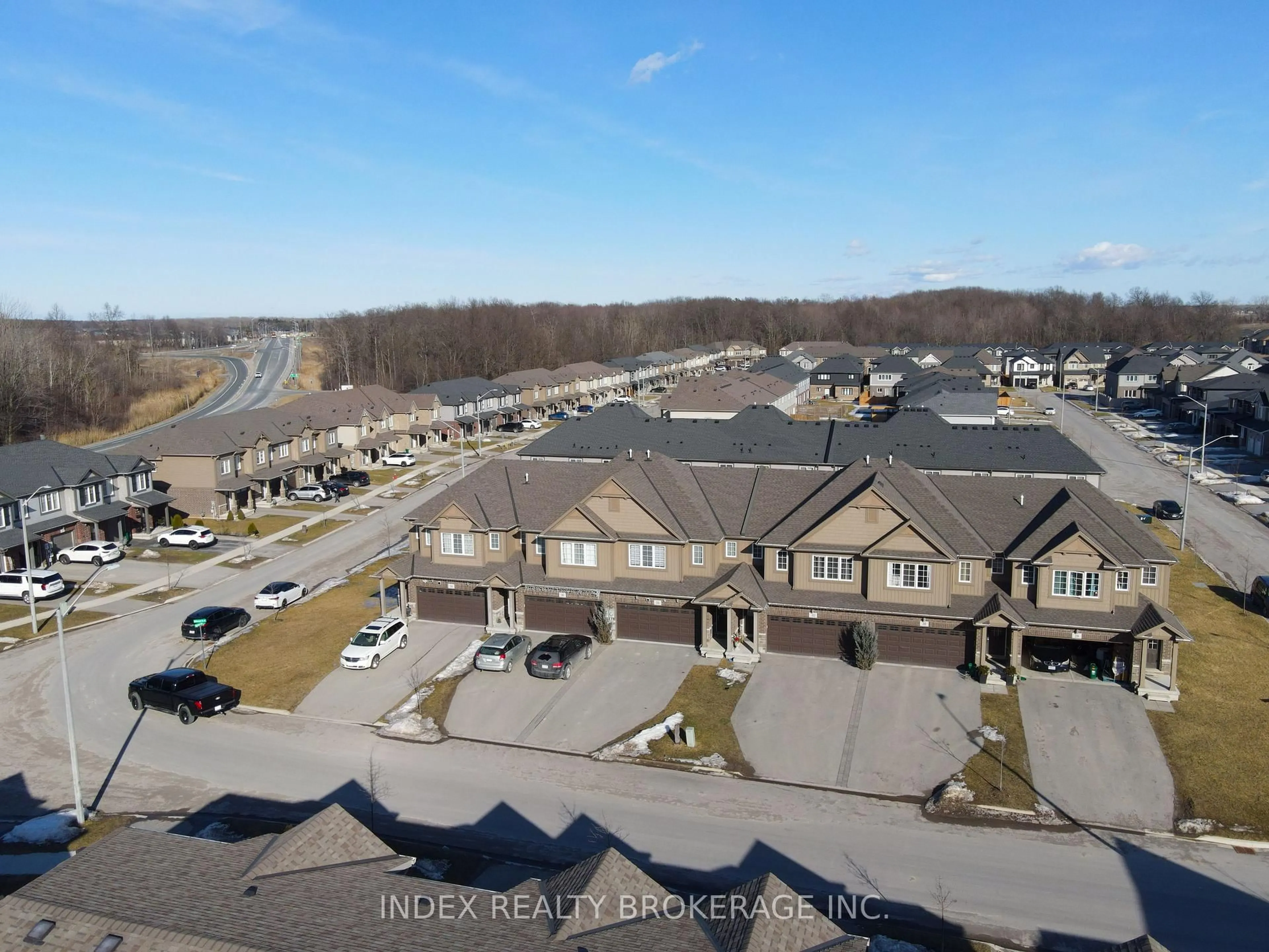 A pic from outside/outdoor area/front of a property/back of a property/a pic from drone, mountain view for 34 Wilkerson St, Thorold Ontario L2V 0G4