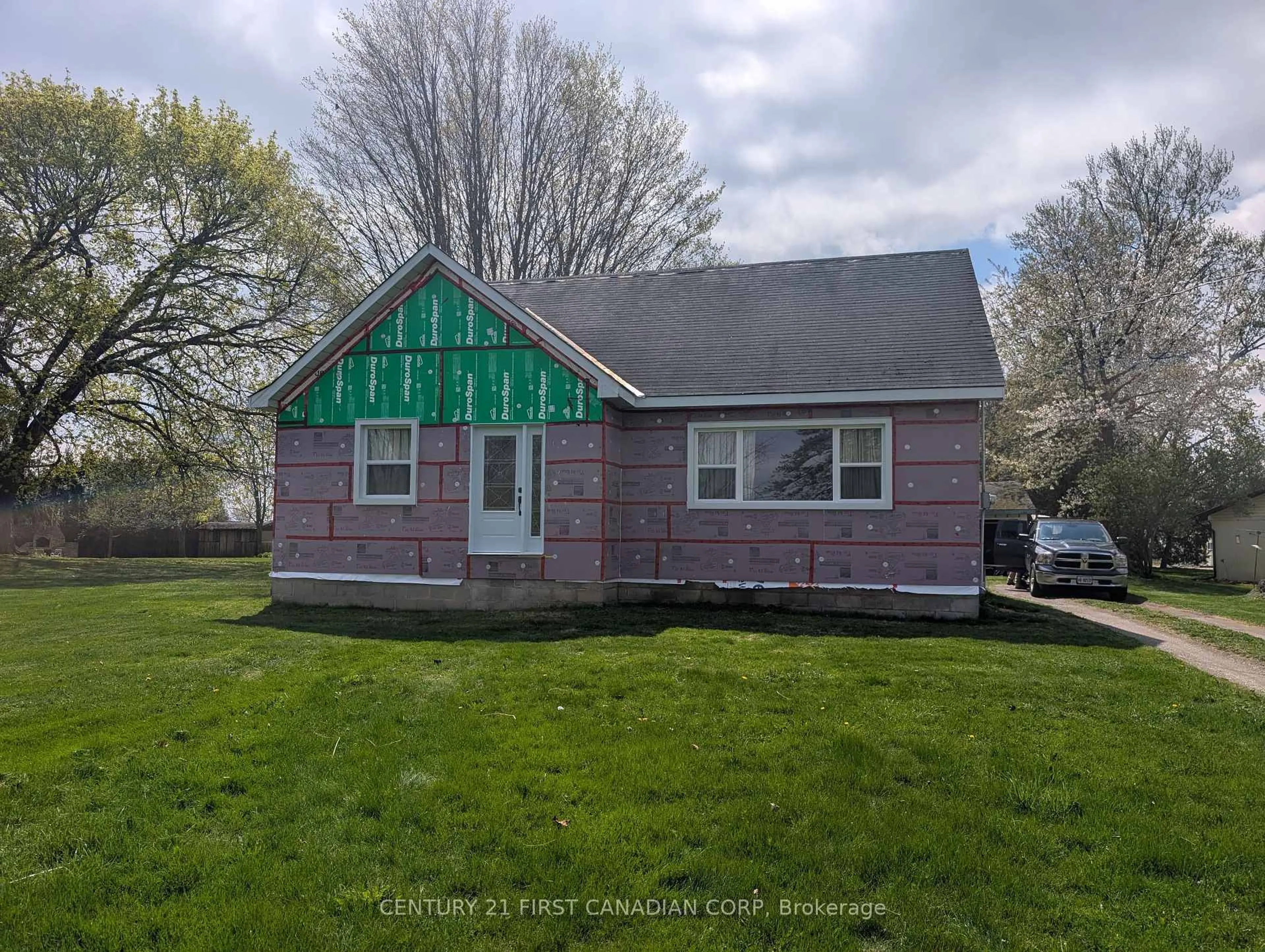 Home with vinyl exterior material, building for 211 King Edward St, Brant Ontario N3L 3E3