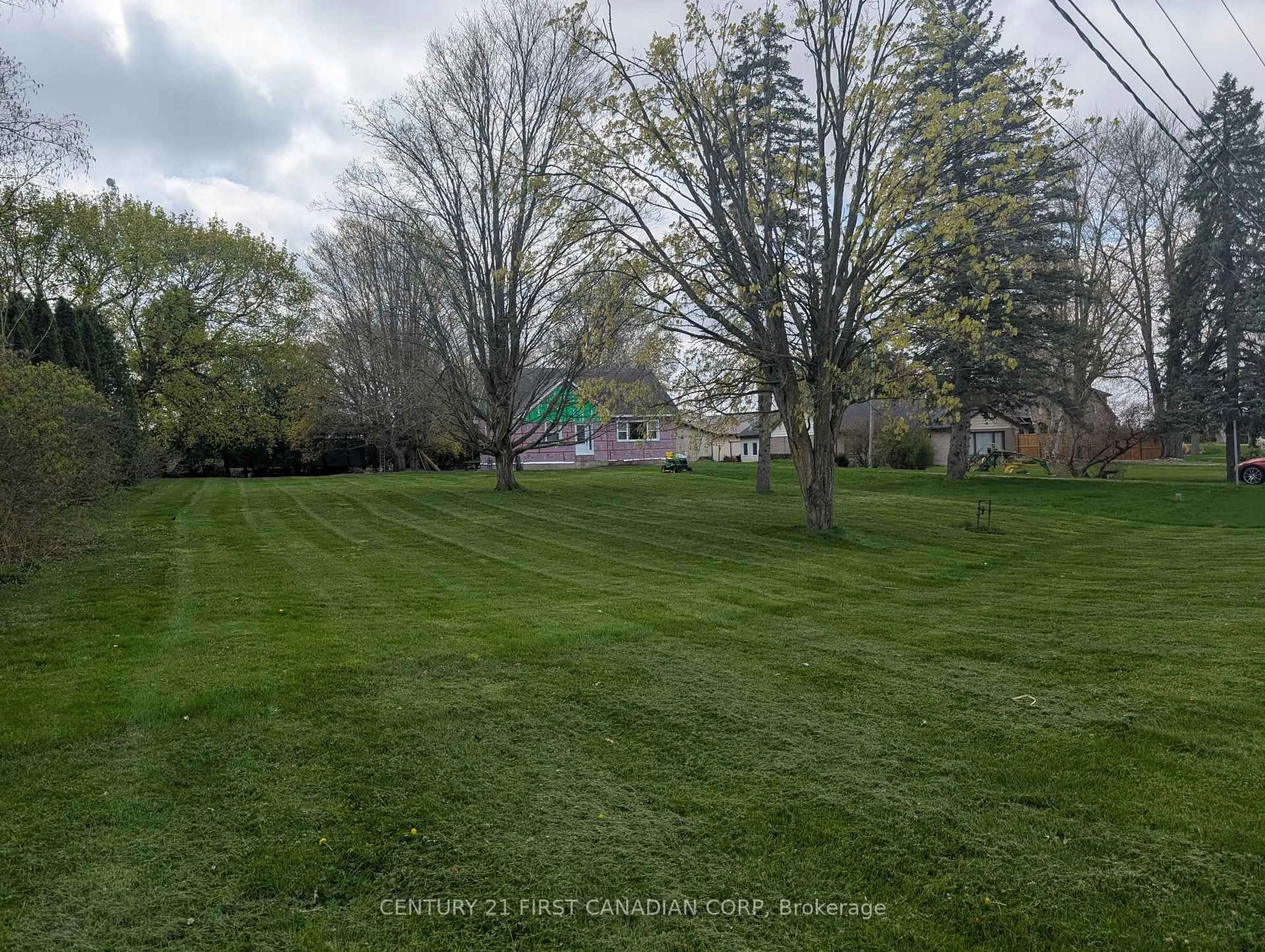 A pic from outside/outdoor area/front of a property/back of a property/a pic from drone, unknown for 211 King Edward St, Brant Ontario N3L 3E3