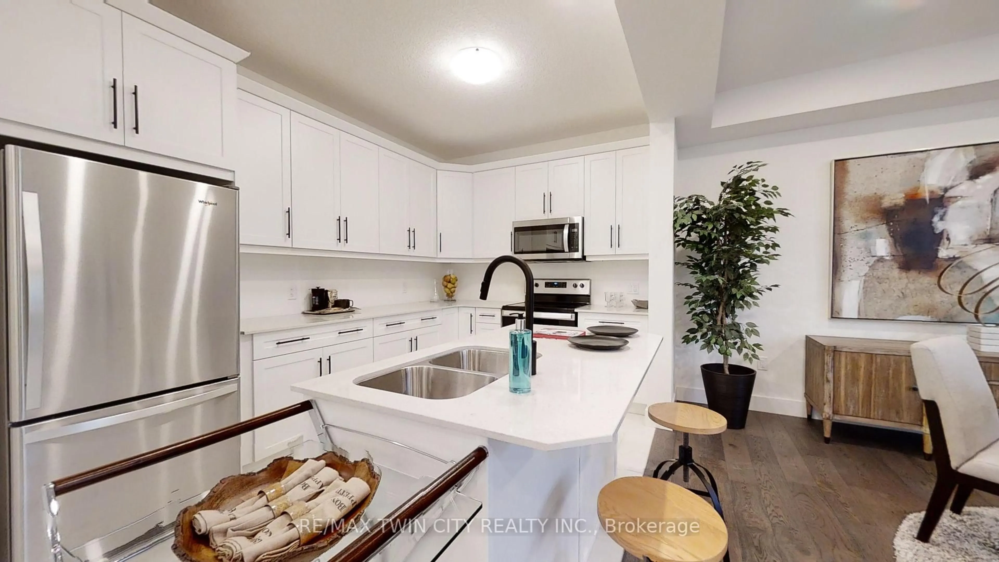 Open concept kitchen, ceramic/tile floor for 35 CHRISTOPHER Crt, London South Ontario N5X 3X4