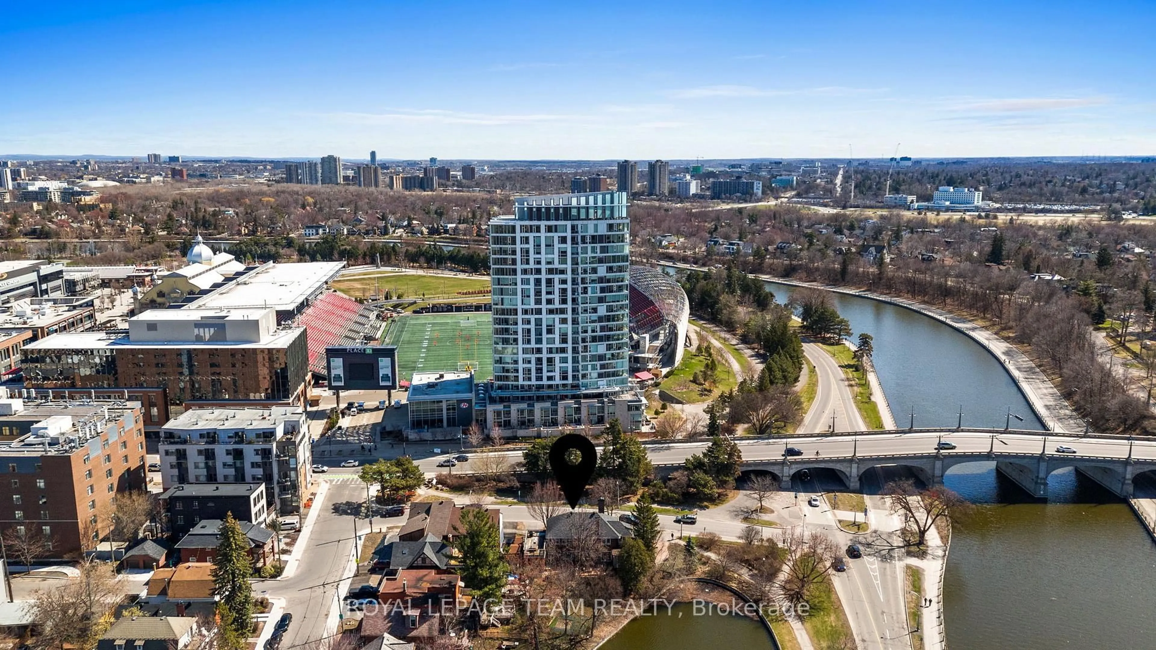 A pic from outside/outdoor area/front of a property/back of a property/a pic from drone, city buildings view from balcony for 380 Queen Elizabeth Pl, Ottawa Ontario K1S 3N3