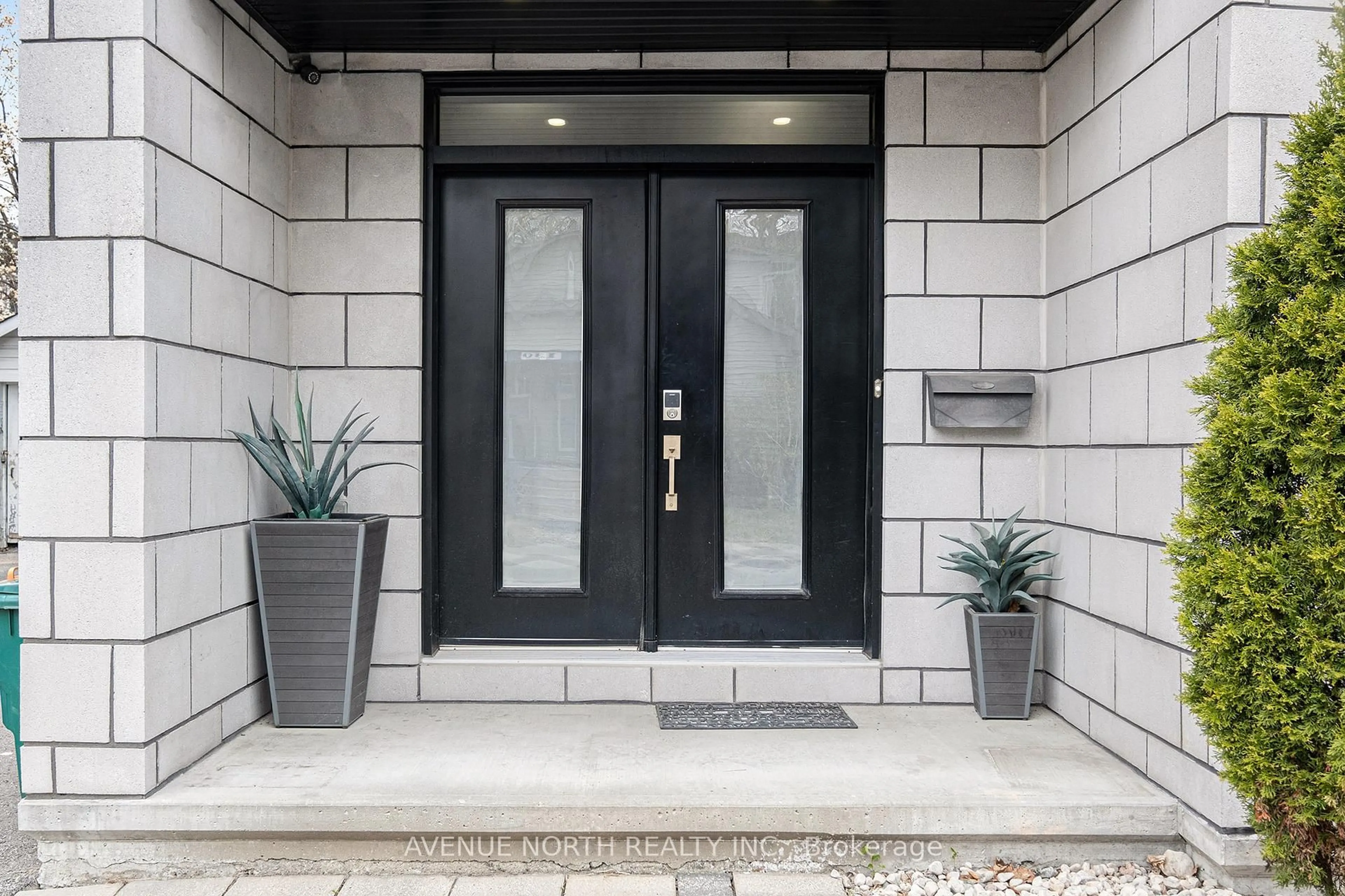 Indoor entryway for 131A Queen Mary St, Ottawa Ontario K1K 1X4