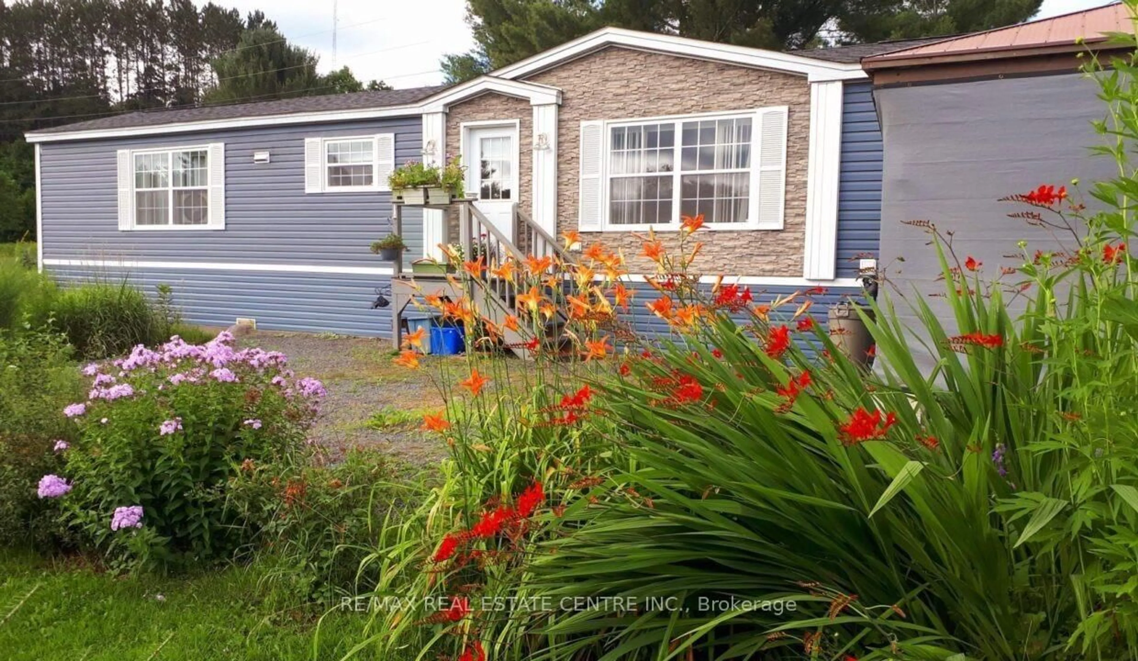 Home with vinyl exterior material, street for 7 Pawlett Rd, McKellar Ontario P2A 0B5