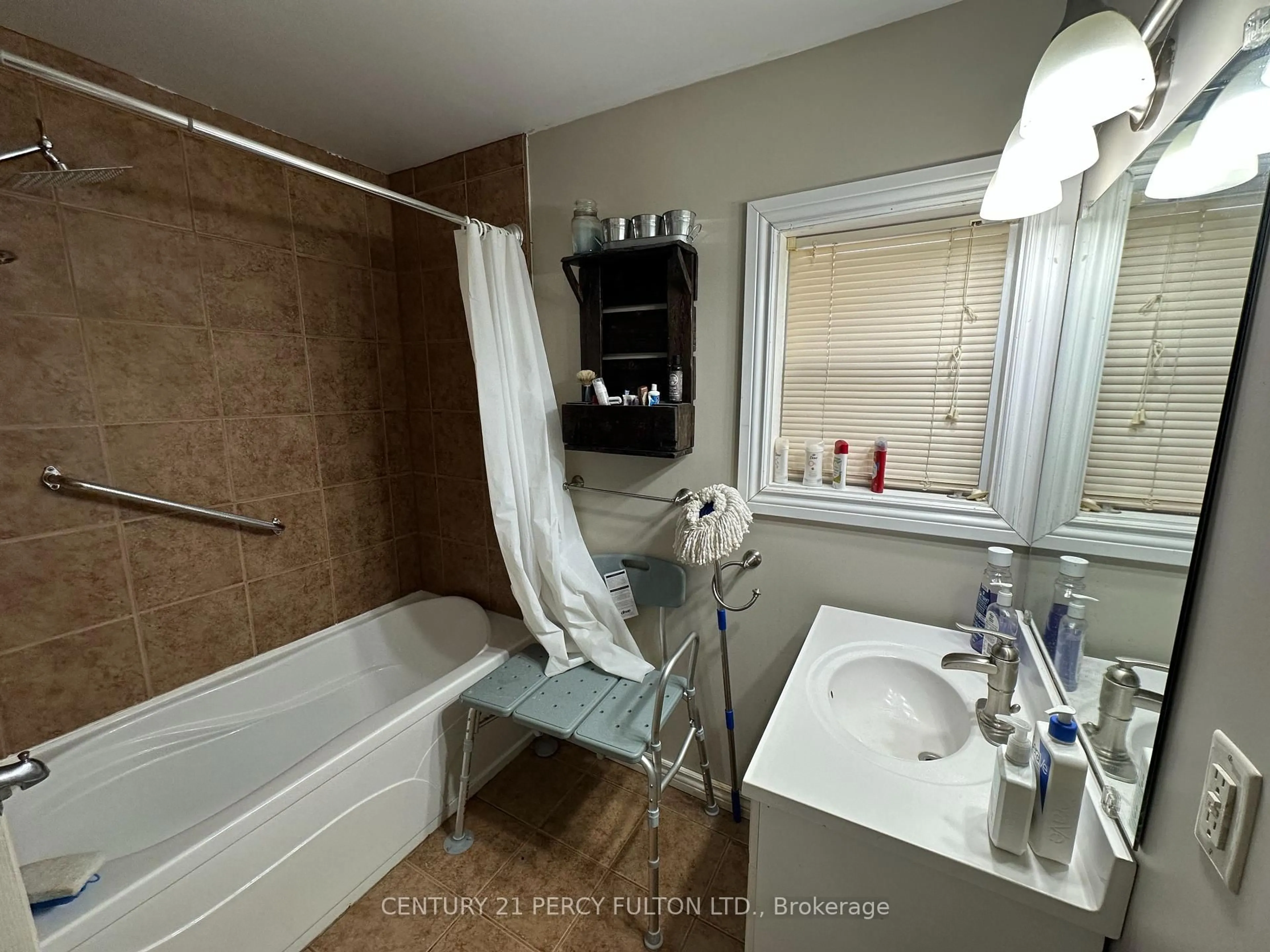 Standard bathroom, ceramic/tile floor for 19 Pelham St, Quinte West Ontario K8V 5A8