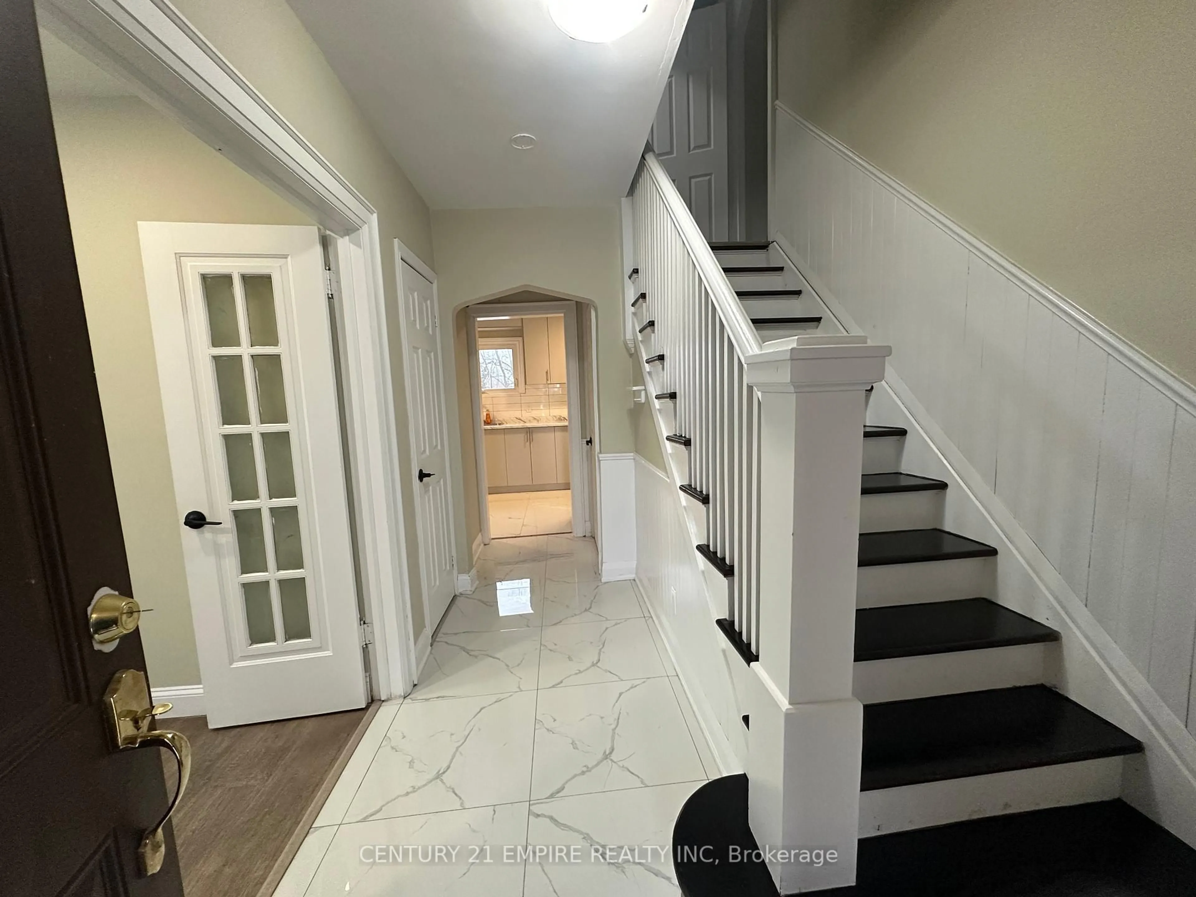 Indoor entryway for 5736 Leonard Ave, Niagara Falls Ontario L2G 4R1