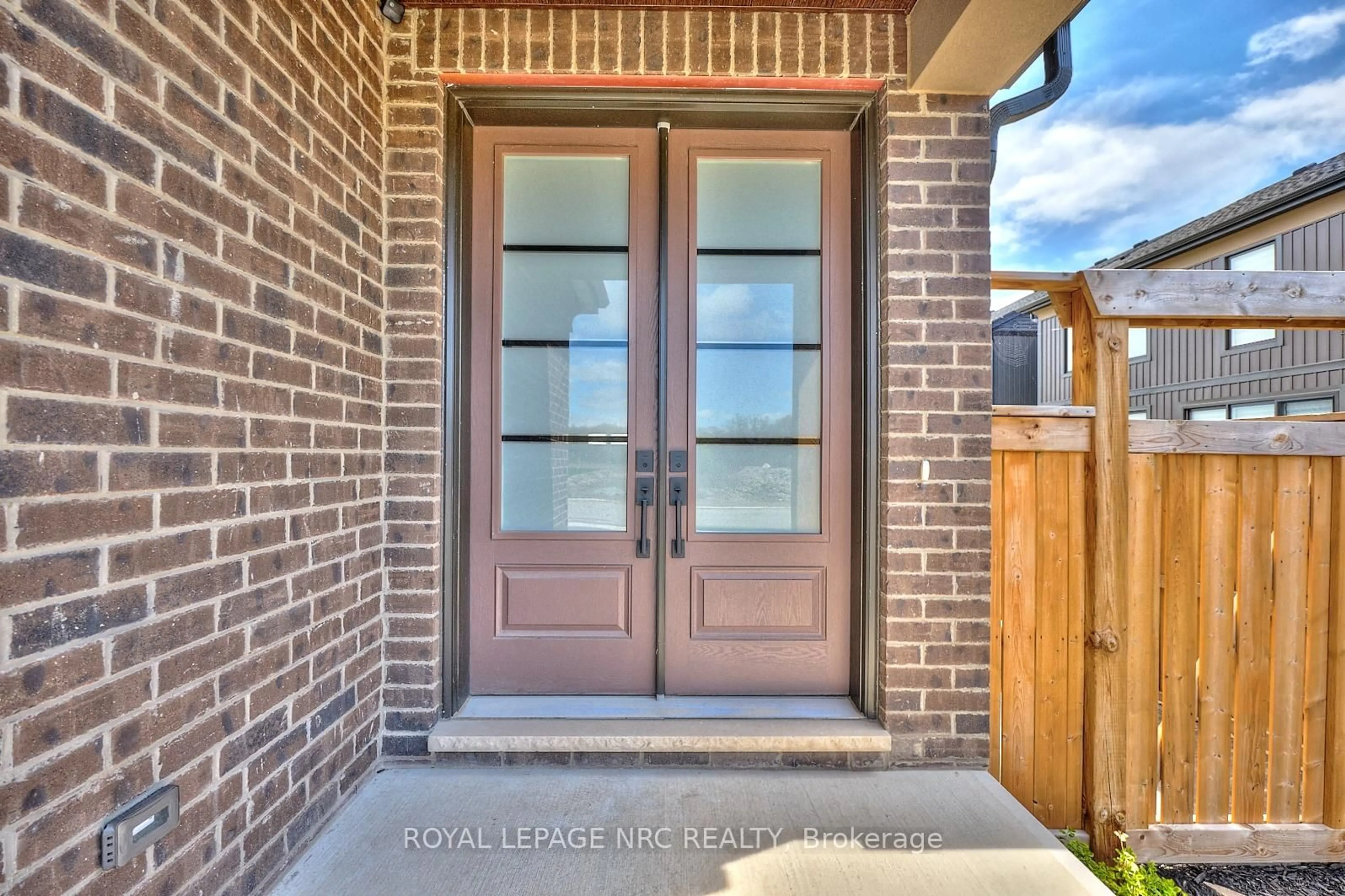 Indoor entryway for 7456 Parkside Rd, Niagara Falls Ontario L2H 0K7