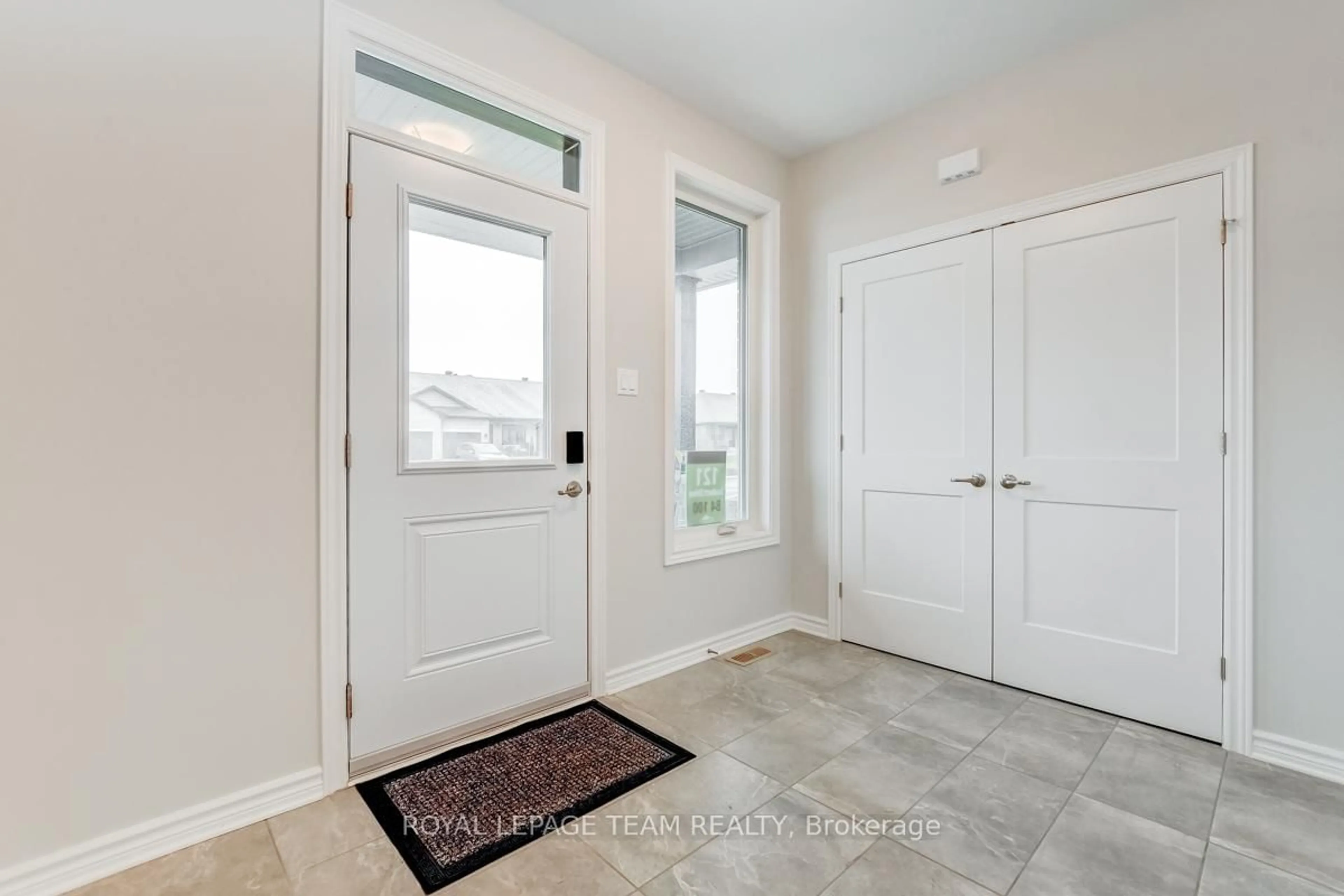 Indoor entryway for 121 SEABERT Dr, Arnprior Ontario K7S 0K1