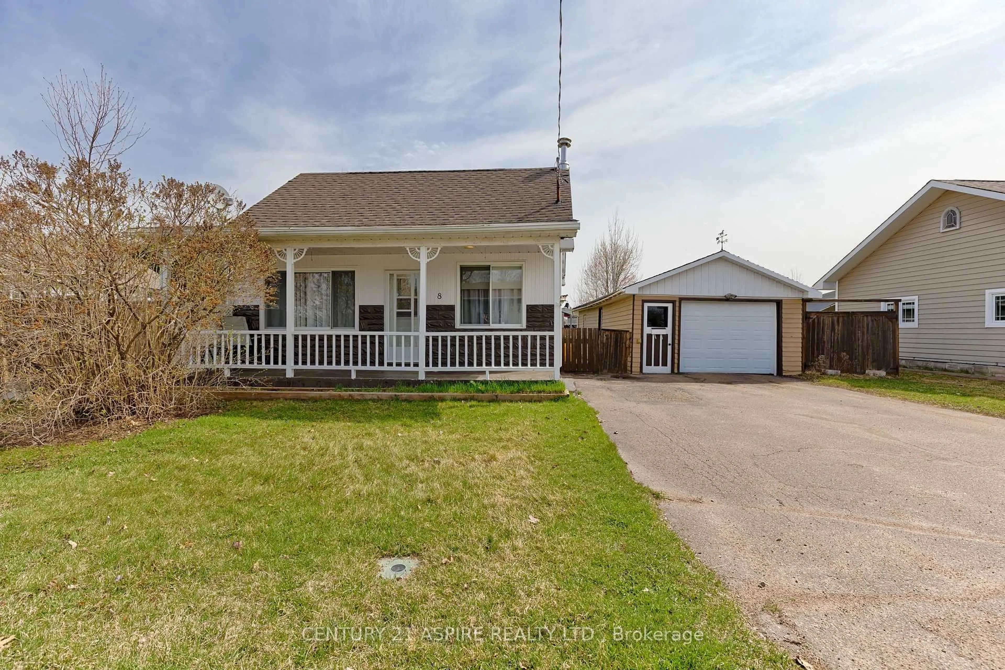 A pic from outside/outdoor area/front of a property/back of a property/a pic from drone, street for 8 Ethel St, Petawawa Ontario K8H 2B8