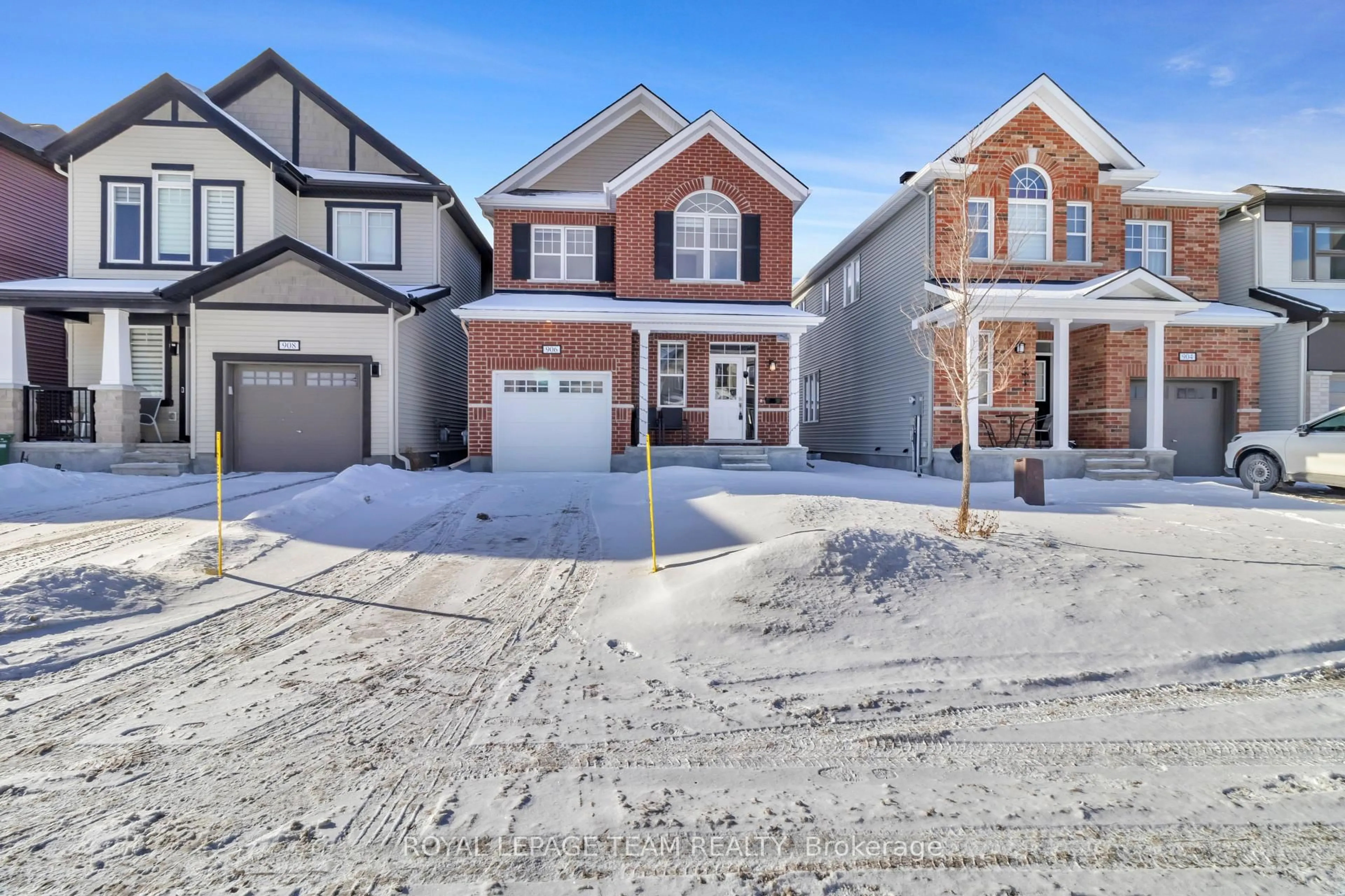 Home with brick exterior material, street for 906 Nokomis Pl, Ottawa Ontario K2J 6T2