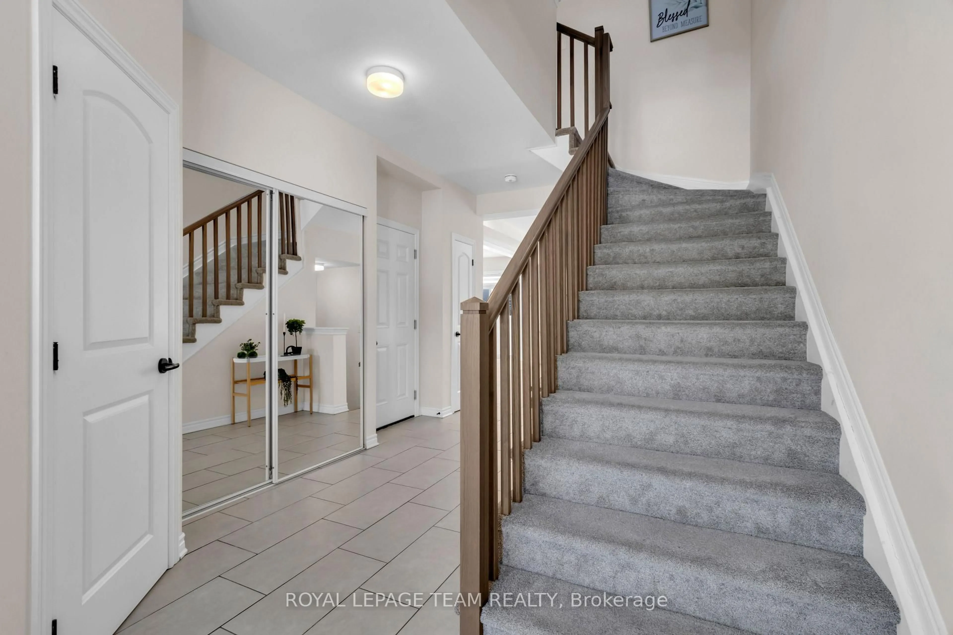 Indoor foyer for 906 Nokomis Pl, Ottawa Ontario K2J 6T2
